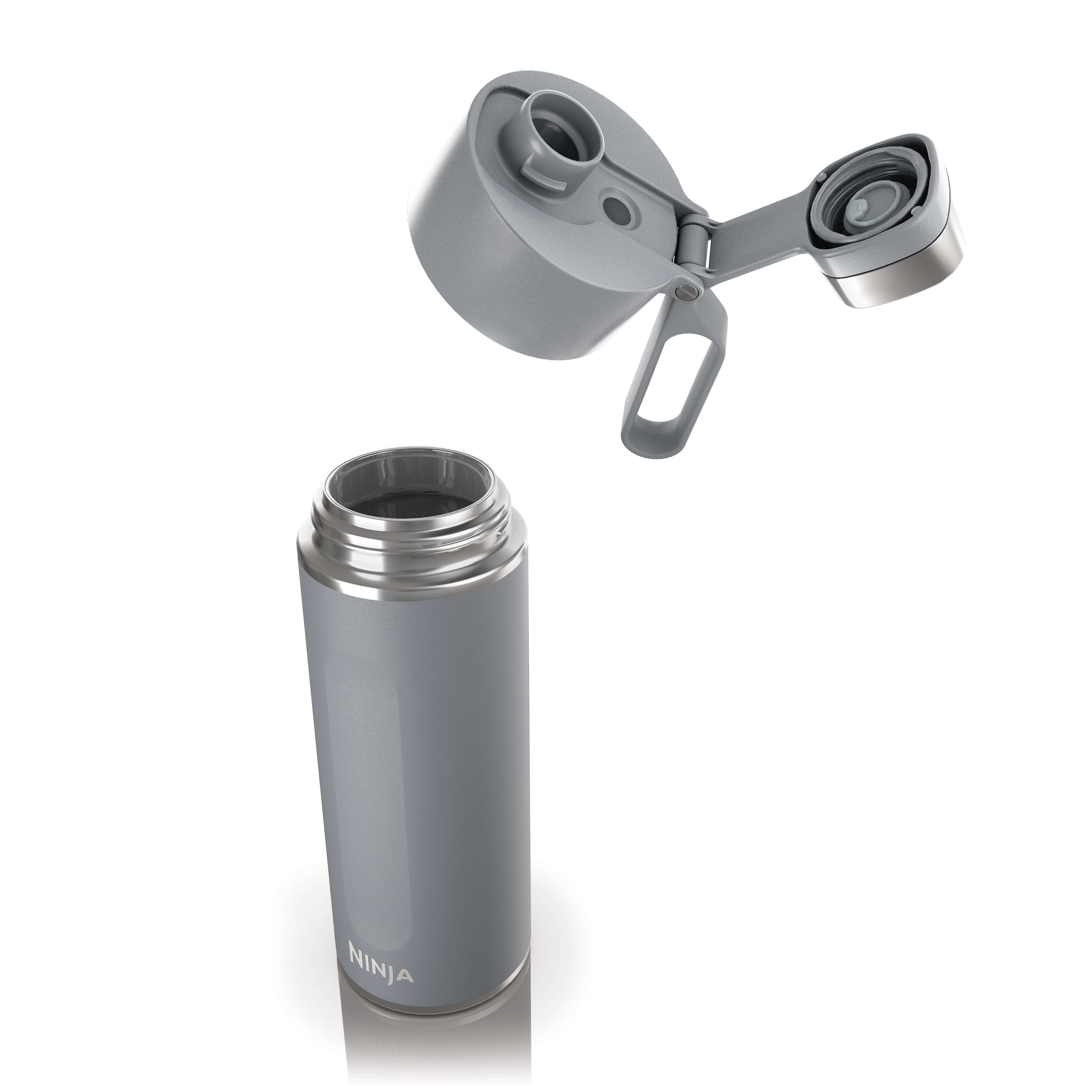 Une bouteille d'eau Ninja grise avec un couvercle ouvert, le couvercle est détaché. Fond blanc.