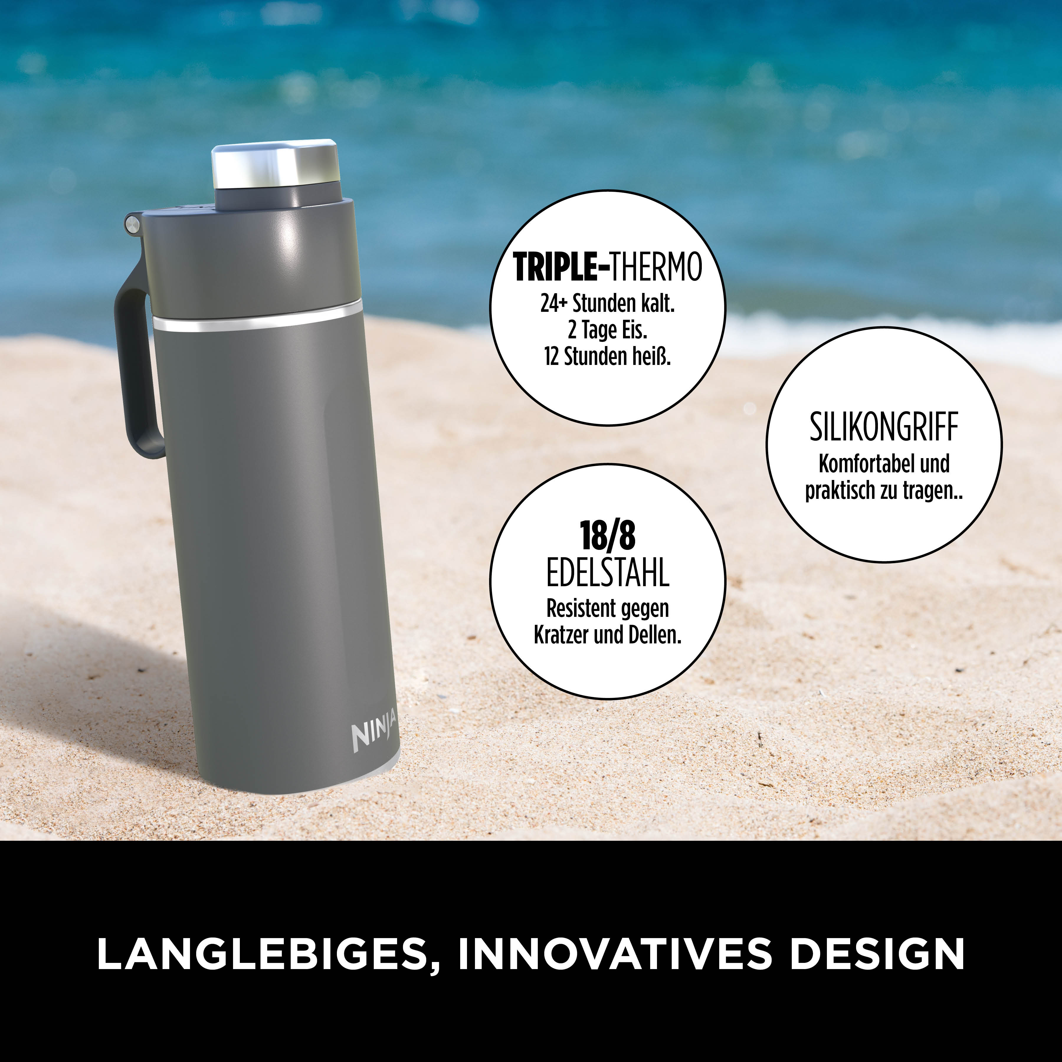 Une bouteille d'eau grise sur une plage de sable, avec des étiquettes de texte et l'océan bleu en arrière-plan.