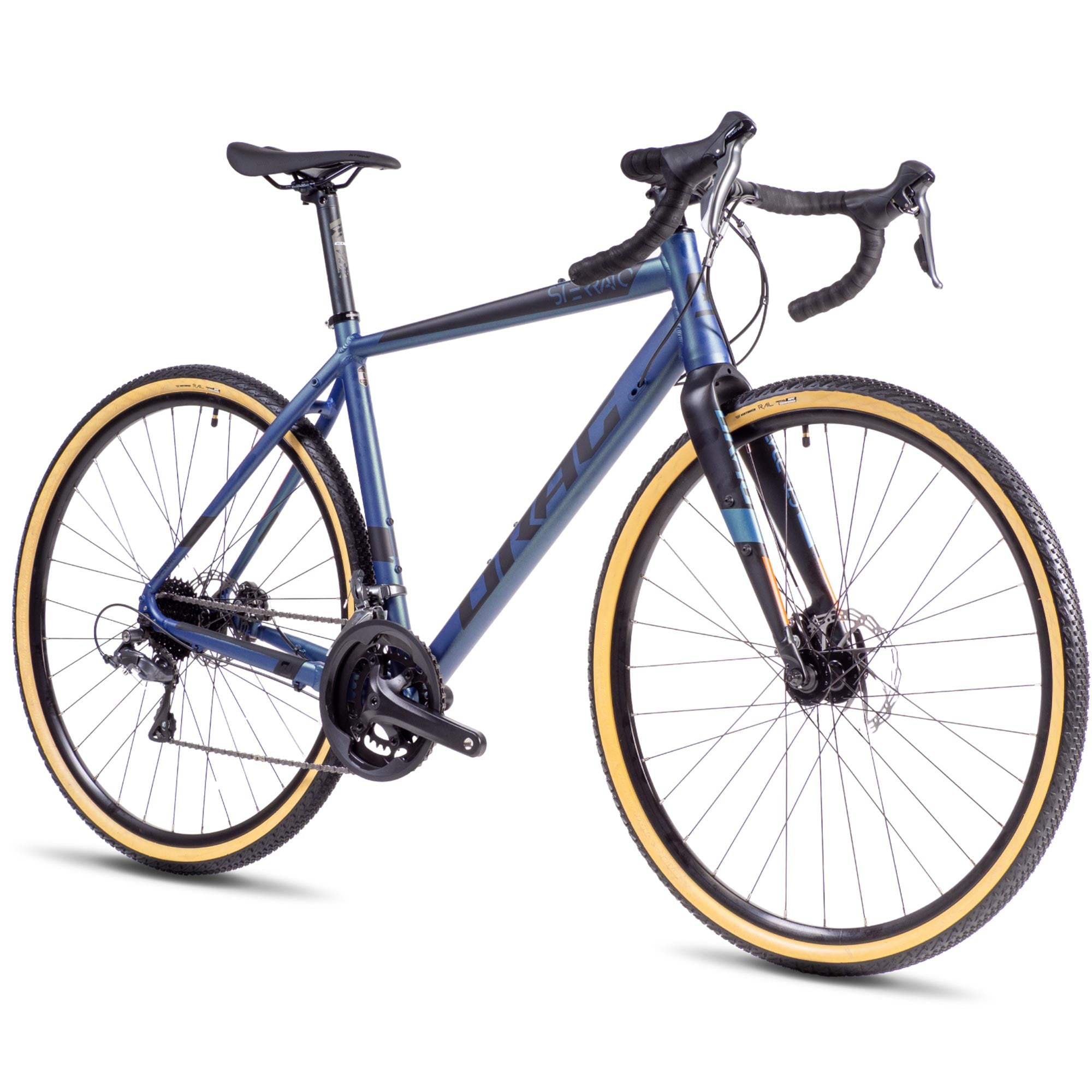 Ein blaues Gravelbike mit beigefarbenen Reifen ist auf weißem Hintergrund isoliert. Es hat einen Rennlenker und einen schwarzen Sattel.