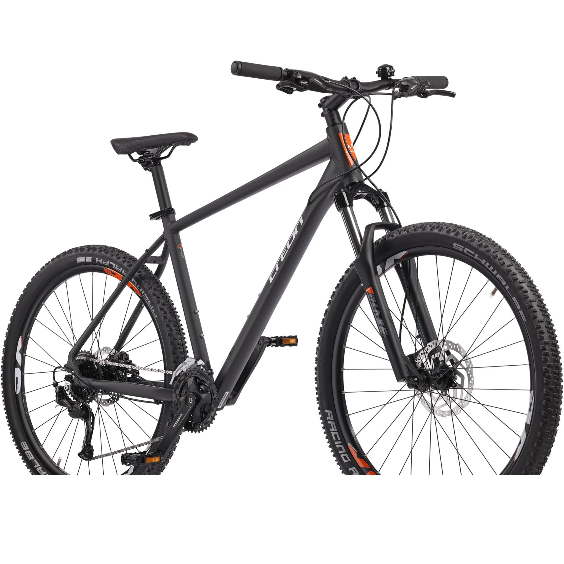 Ein schwarzes Mountainbike mit orangefarbenen Akzenten. Sichtbar sind Reifen, Rahmen, Sattel, Lenker und Scheibenbremsen, auf weißem Hintergrund.