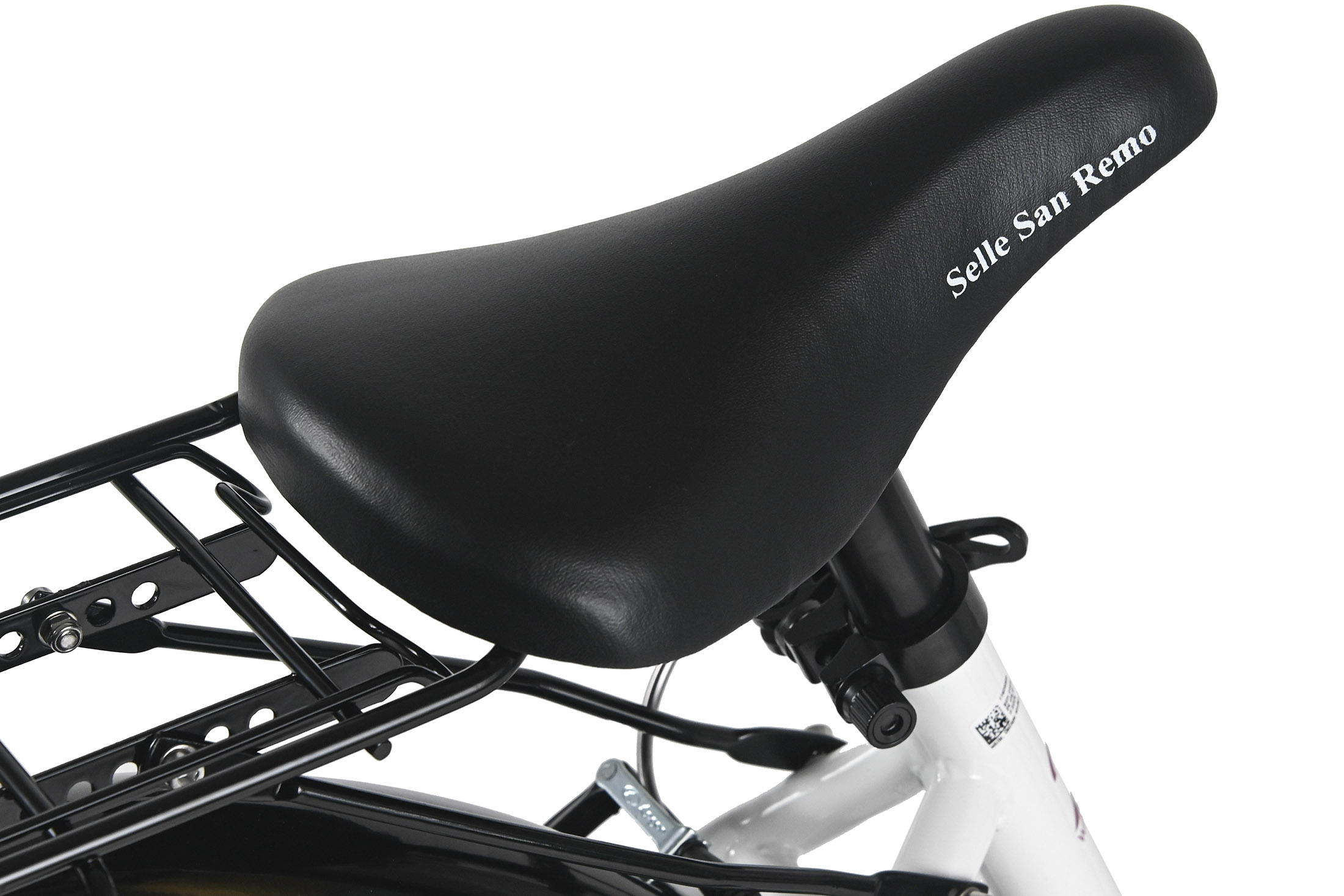 Schwarzer Fahrradsattel mit weißem Text 'Selle San Remo'. Schwarzer Metallrahmen. Weißer Fahrradrahmen. Isoliert auf weißem Hintergrund.