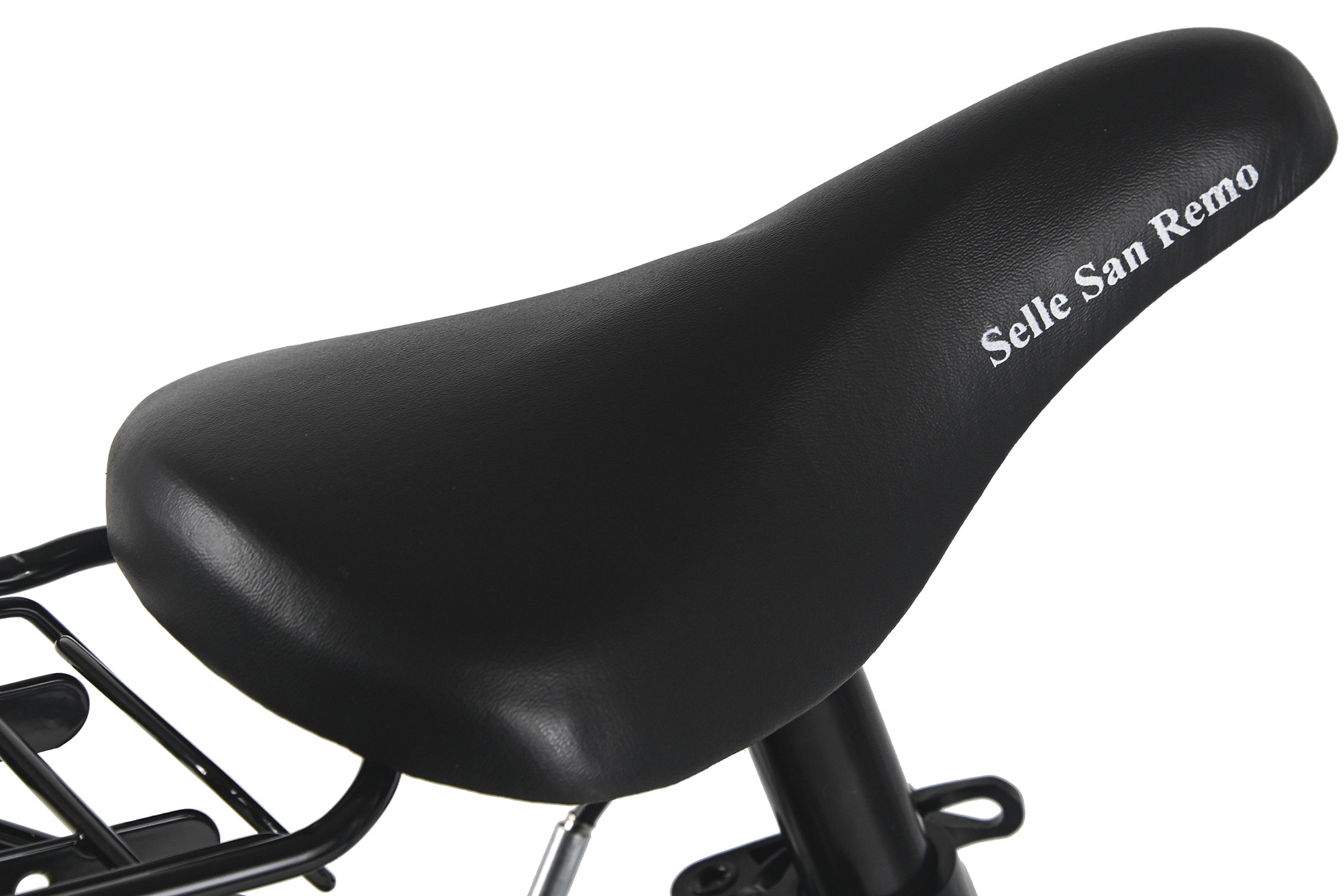 Nahaufnahme eines schwarzen Fahrradsattels mit dem Text "Selle San Remo". Der Sattel befindet sich auf einem schwarzen Rahmen, weißer Hintergrund.