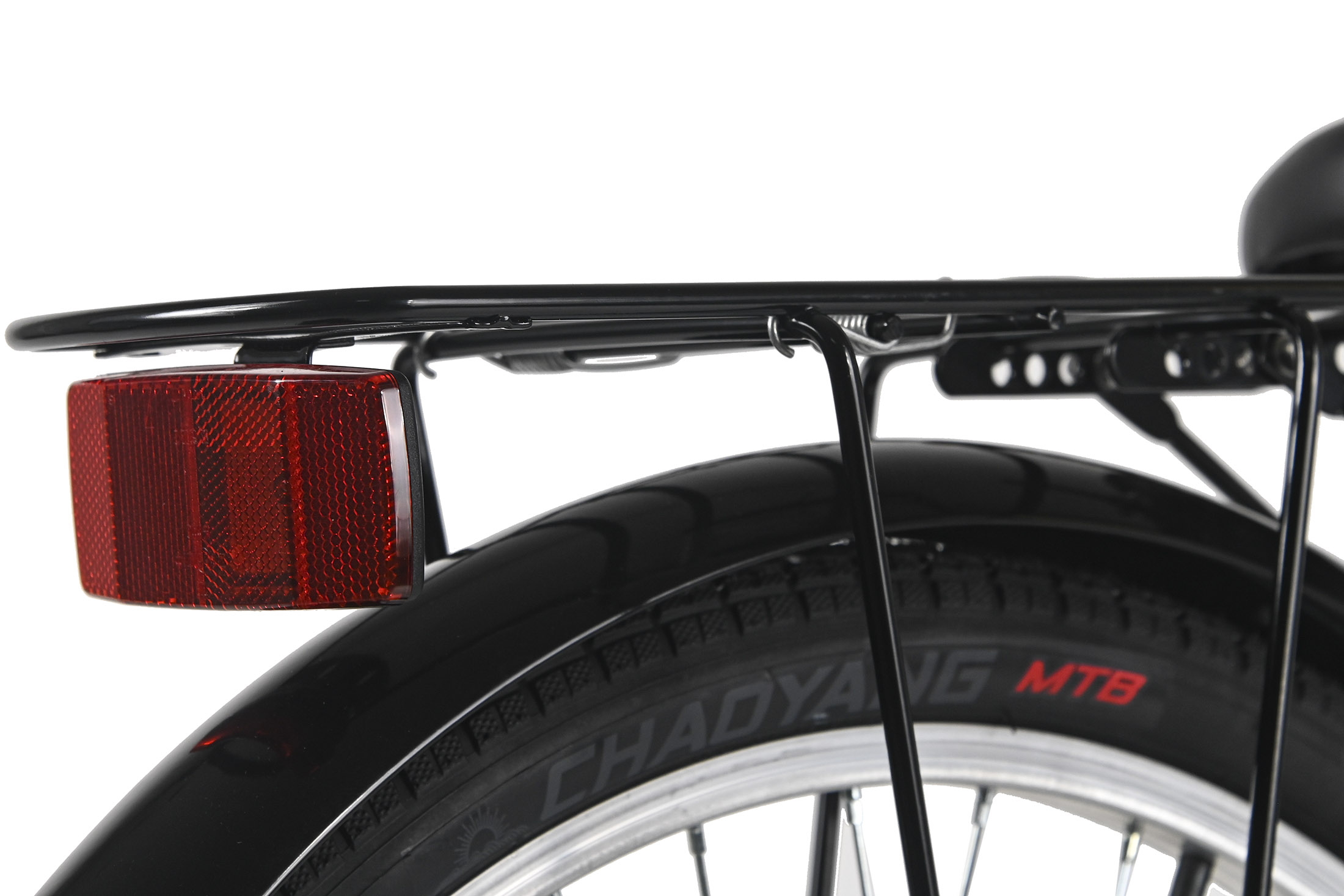 Nahaufnahme eines Fahrrads. Sichtbar sind der Gepäckträger, der rote Reflektor, der schwarze Reifen mit dem Text 'CHADYA MTB' und ein Teil des Sitzes.