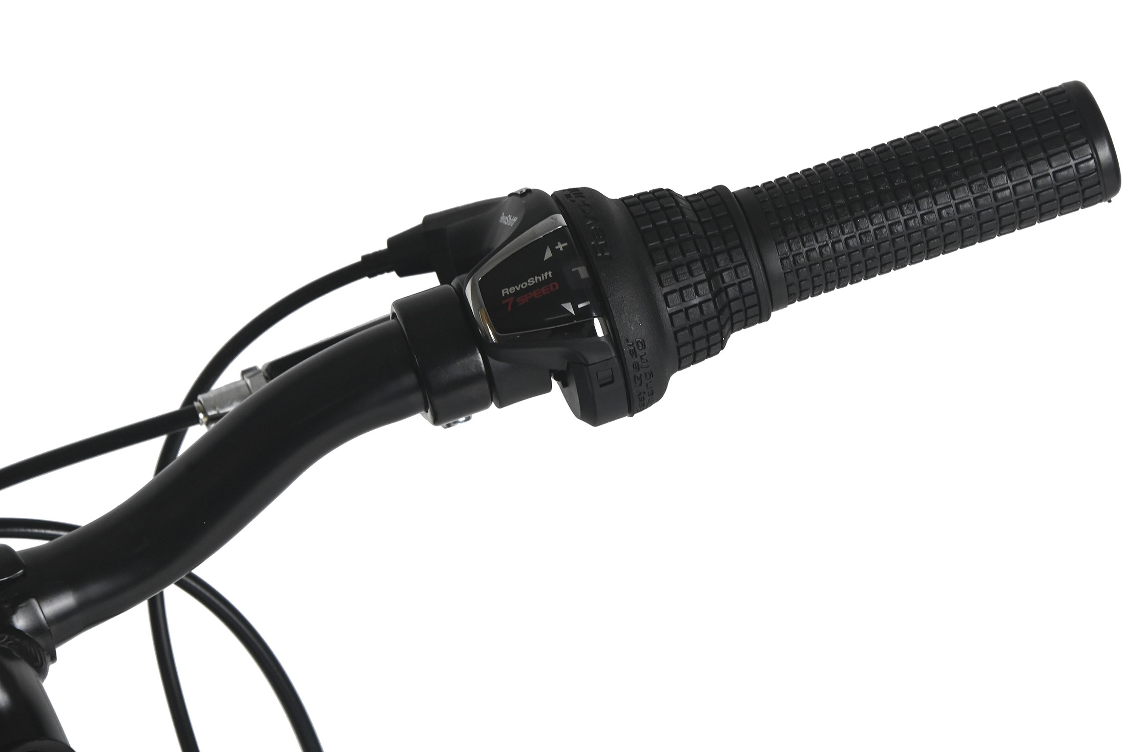 Nahaufnahme eines Fahrradlenkers. Schwarzer Griff, Gangschalter und Bremskabel sind vor weißem Hintergrund sichtbar.