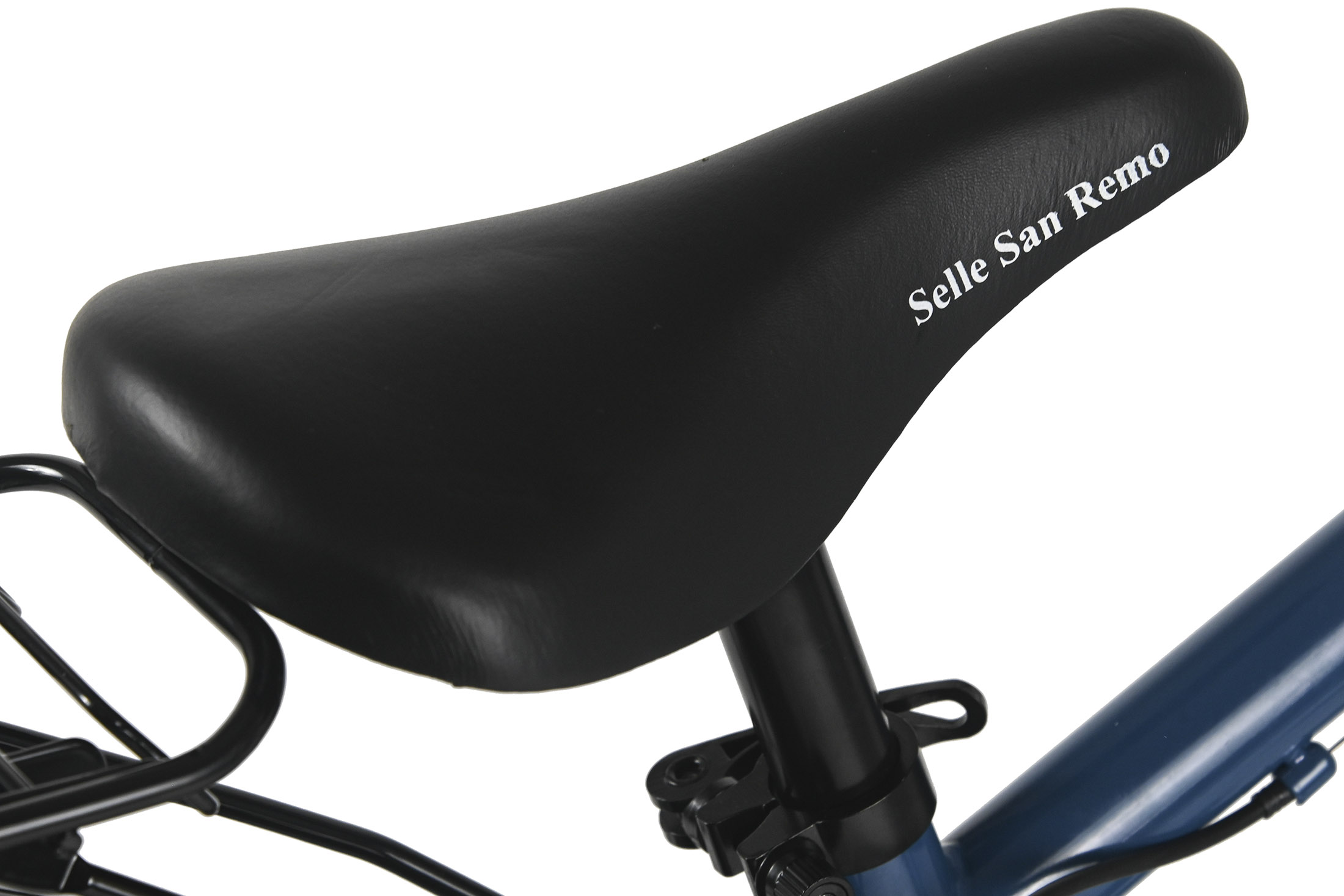 Nahaufnahme eines schwarzen Fahrradsattels mit dem Text "Selle San Remo". Blauer Rahmen sichtbar. Weißer Hintergrund.