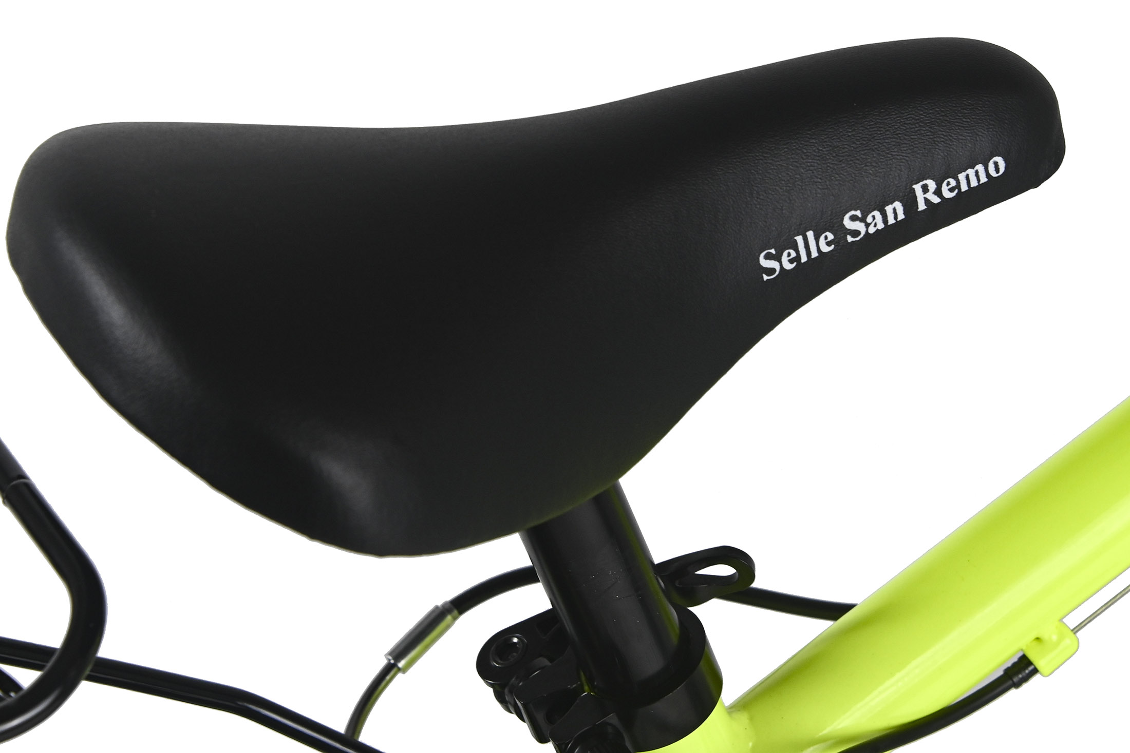 Schwarzer Fahrradsattel mit weißem Schriftzug 'Selle San Remo', montiert auf einem grünen Rahmen, isoliert auf weißem Hintergrund.