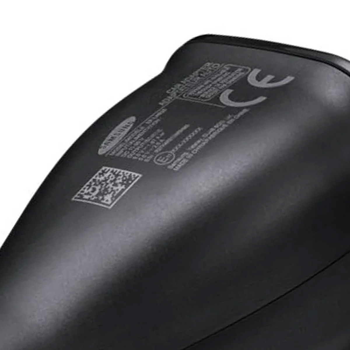 Primo piano di un caricabatterie Samsung nero. Ha informazioni stampate e un codice QR. Il marchio CE è visibile.