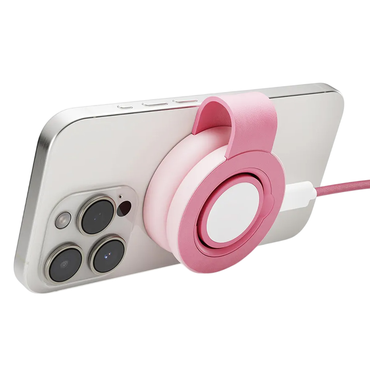 Uno smartphone con un supporto a forma di cuffia rosa e bianco. Un cavo bianco è collegato al telefono. Il telefono ha tre obiettivi.
