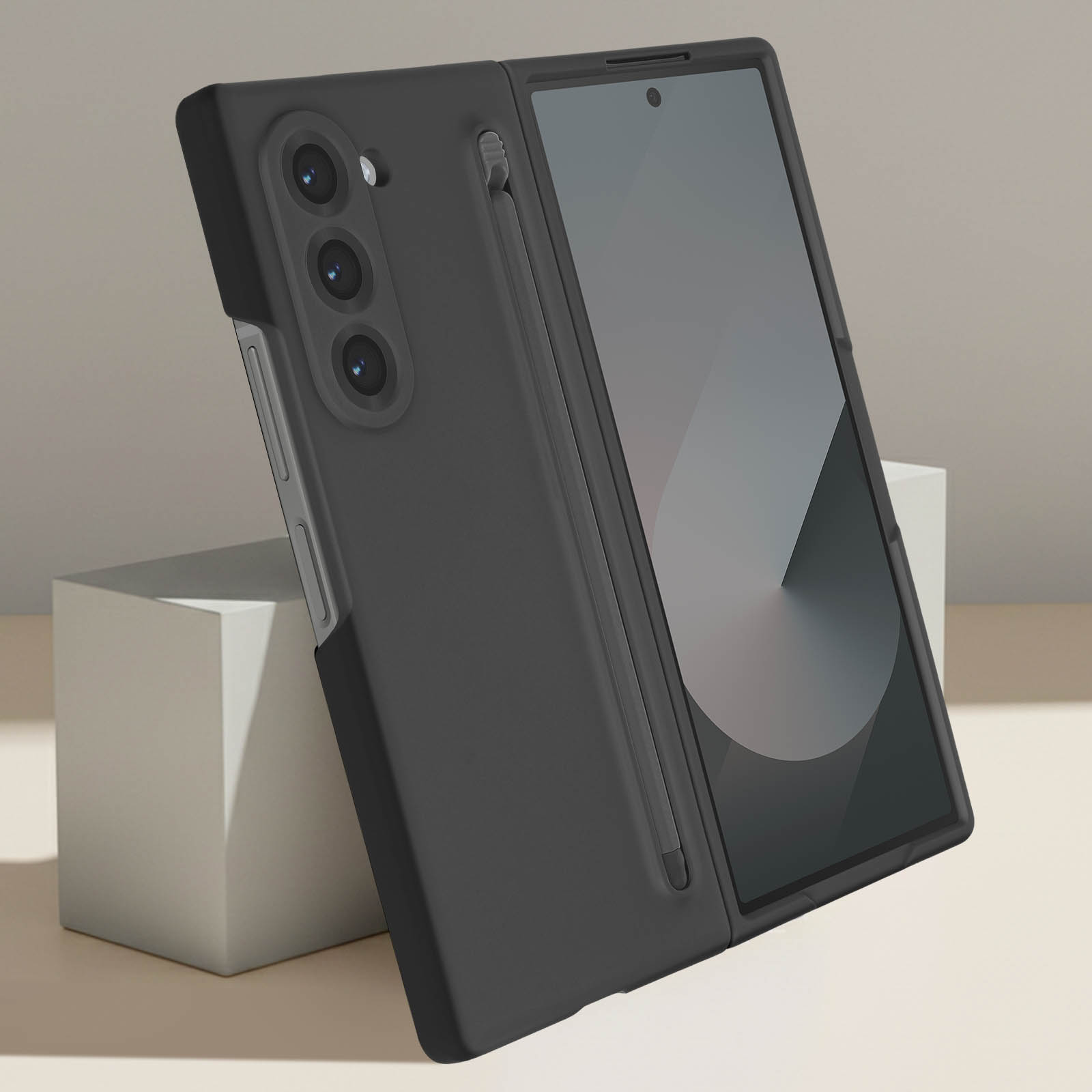 Telefono pieghevole nero in una custodia, aperto. Tre fotocamere sul retro. Lo sfondo è di colore neutro.