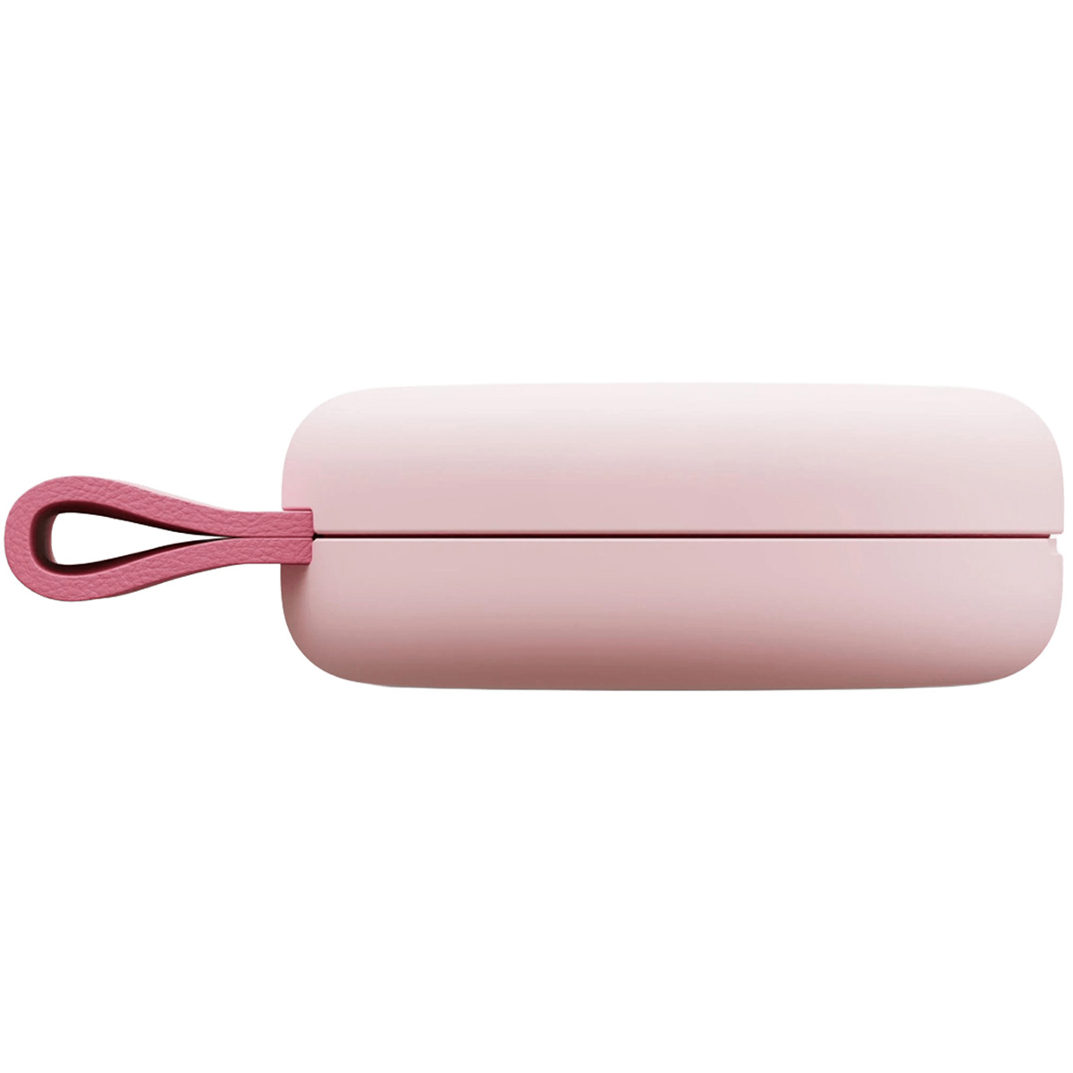 Un astuccio rettangolare rosa con un passante in pelle rosa a sinistra. L'astuccio è diviso a metà. Sfondo bianco.