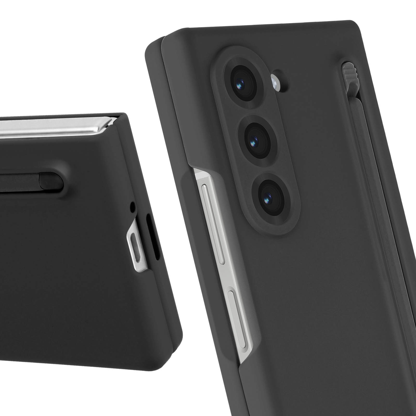 Primo piano di un telefono nero con dettagli argento. Sono visibili tre lenti della fotocamera. Un altro pezzo di telefono è a sinistra.
