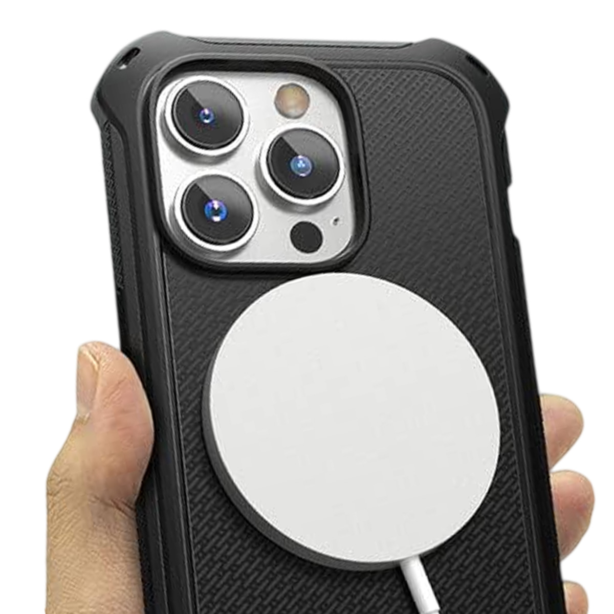 Una mano che tiene un telefono nero con un caricatore magnetico bianco attaccato. Il telefono ha un modulo fotocamera con più lenti.