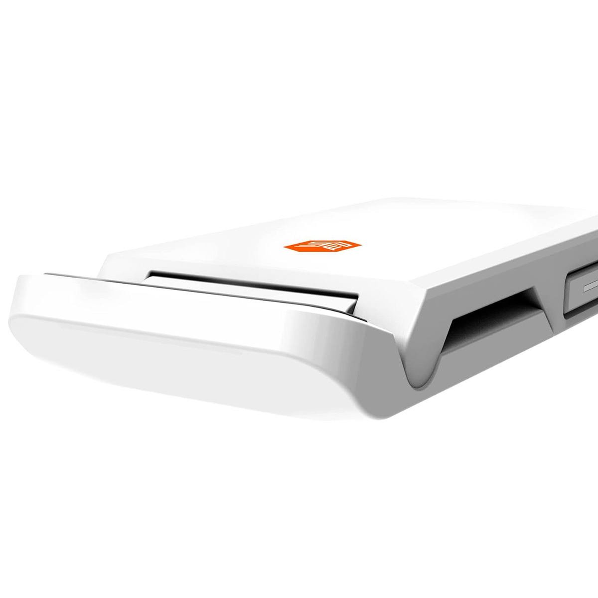 Un dispositivo blanco con un frente curvado y un logotipo naranja. Tiene una ranura y un botón lateral. El fondo es blanco.
