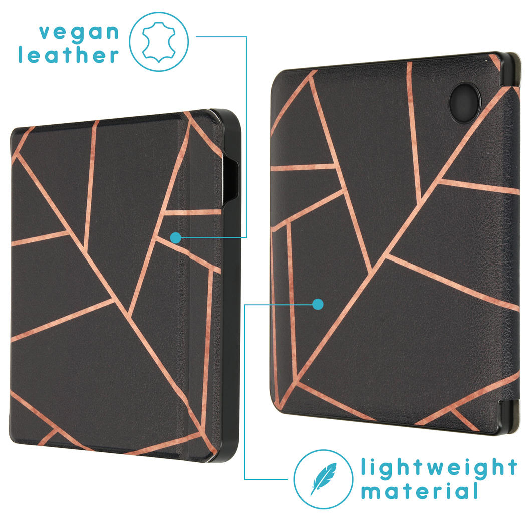 Deux étuis noirs pour tablettes avec des motifs géométriques cuivrés sont présentés. L'un est ouvert et l'autre fermé. Les étuis sont en cuir végétal.