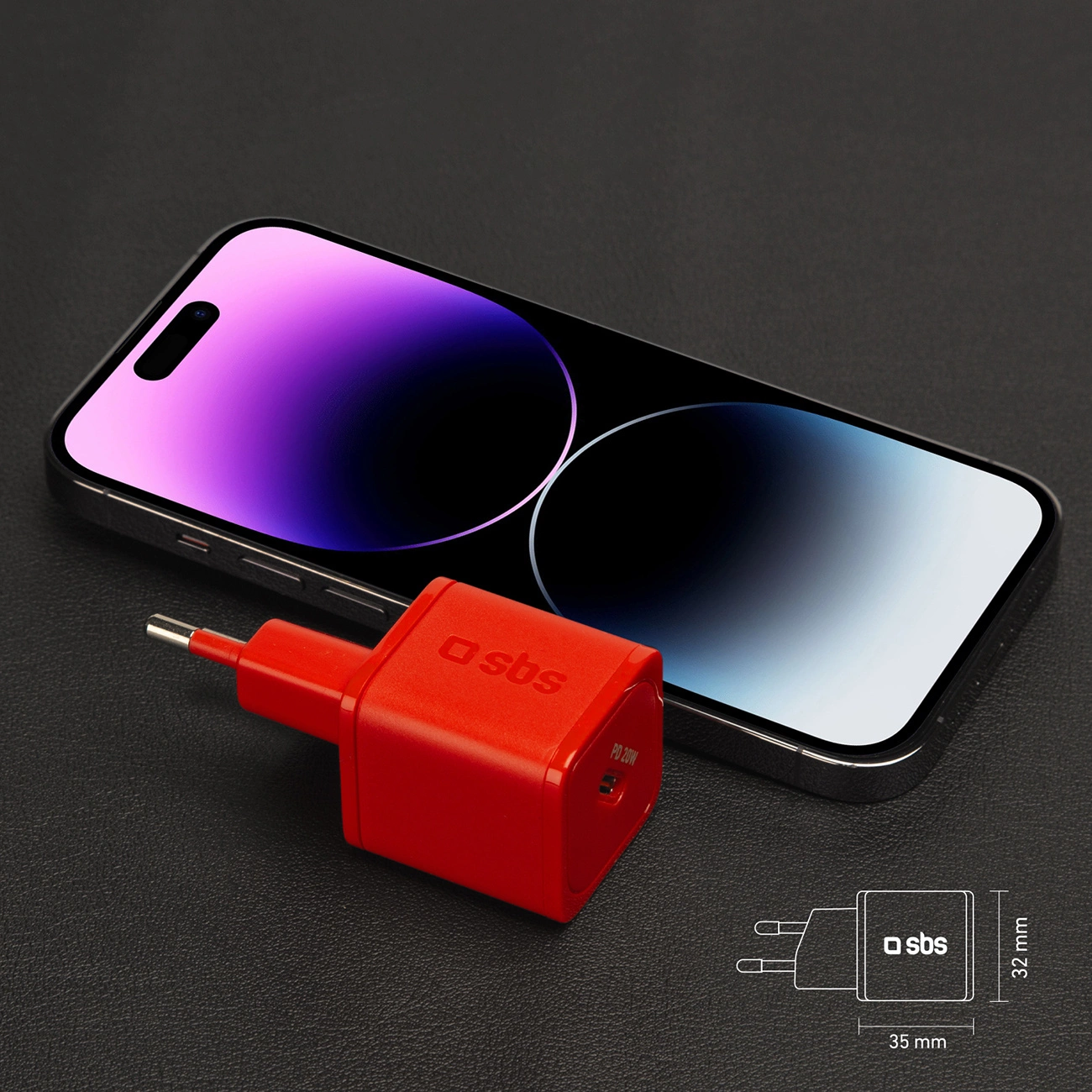Un caricabatterie SBS rosso e un telefono sono su una superficie scura. È visibile anche un diagramma del caricabatterie. Lo schermo del telefono è illuminato.