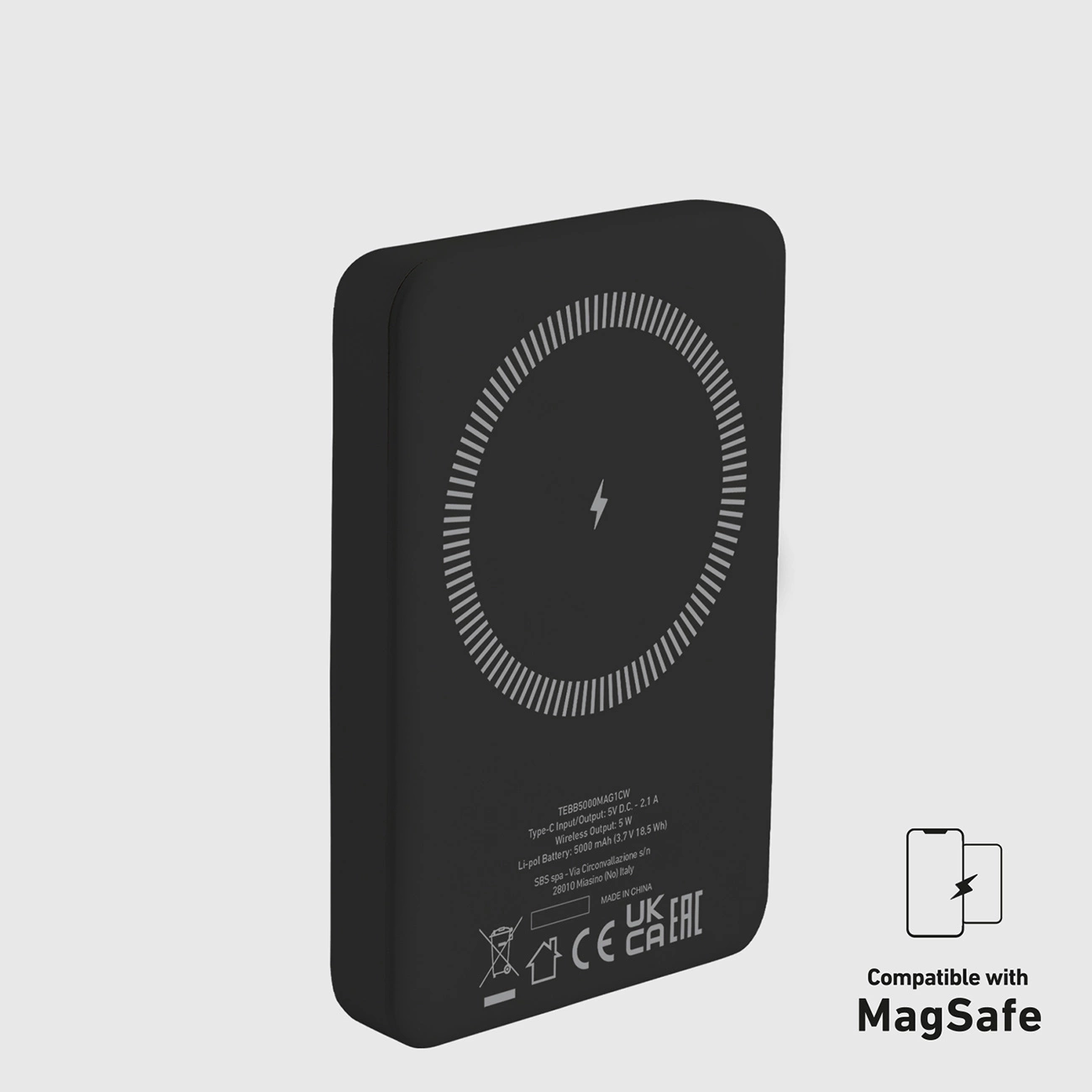 Czarna ładowarka MagSafe z okrągłym wzorem i symbolem błyskawicy. Tekst na ładowarce zawiera specyfikacje i logo MagSafe.