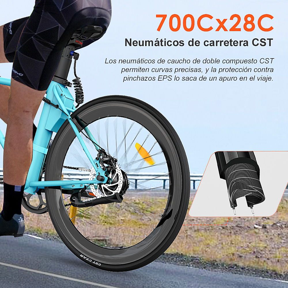 Un ciclista en una bicicleta de carretera azul claro. La rueda delantera está enfocada, con detalles del neumático. El fondo muestra una carretera.