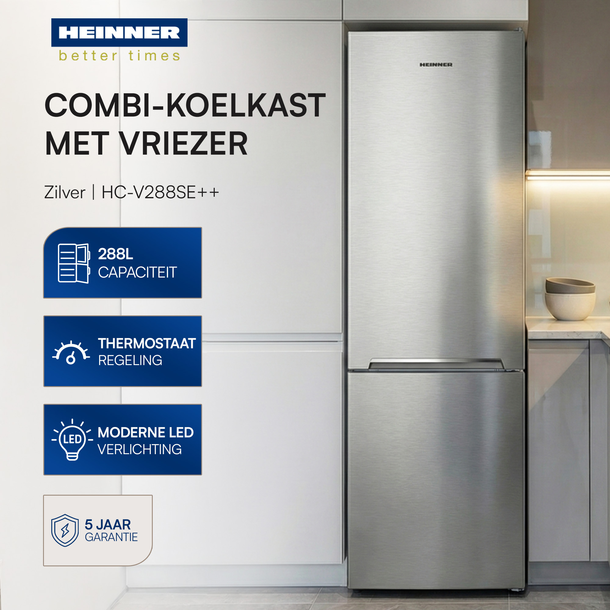 Réfrigérateur argenté avec congélateur. Texte néerlandais : 'Combi-koelkast met vriezer'. 288L de capacité et éclairage LED.