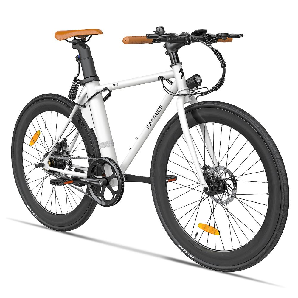 Una bicicleta eléctrica blanca con ruedas negras y asiento y manillar marrones sobre un fondo blanco.