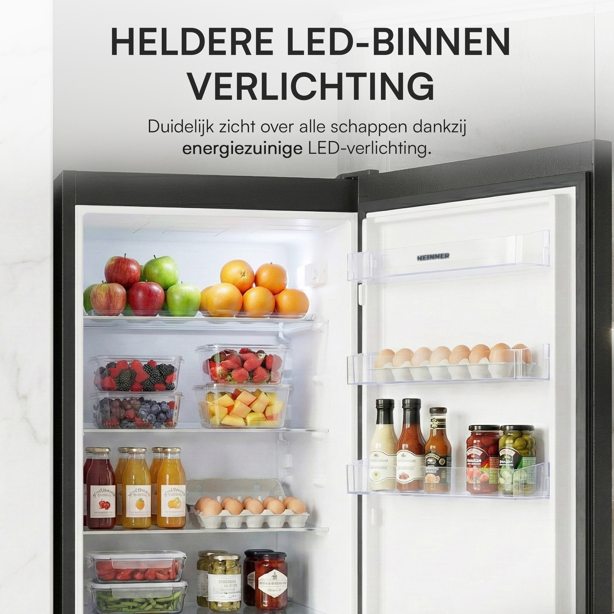 Réfrigérateur ouvert avec fruits, baies, œufs et sauces. Le texte en haut dit « éclairage LED ».