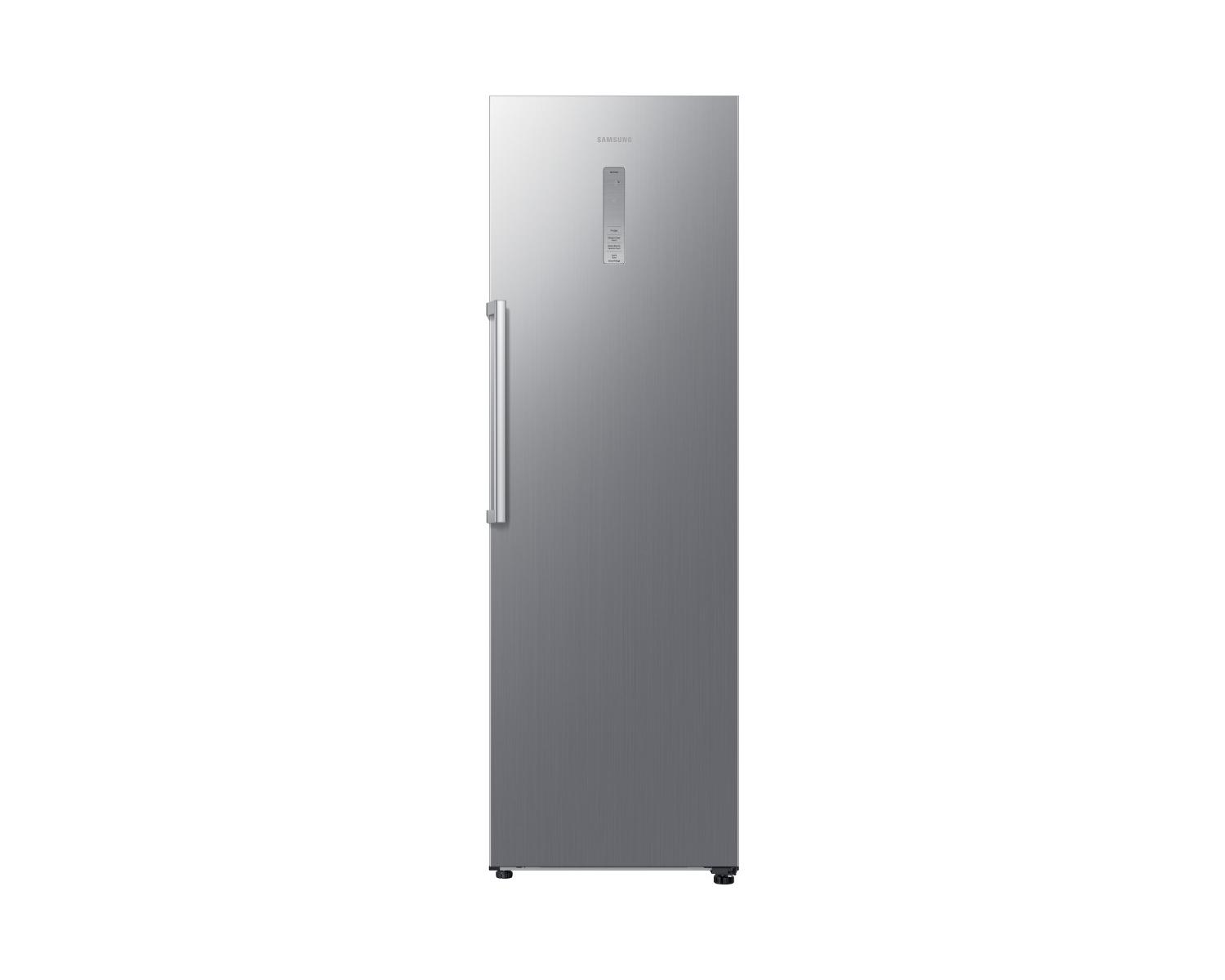 Un alto congelatore Samsung argentato su sfondo bianco. Ha una maniglia verticale e un pannello di controllo dal design minimalista.