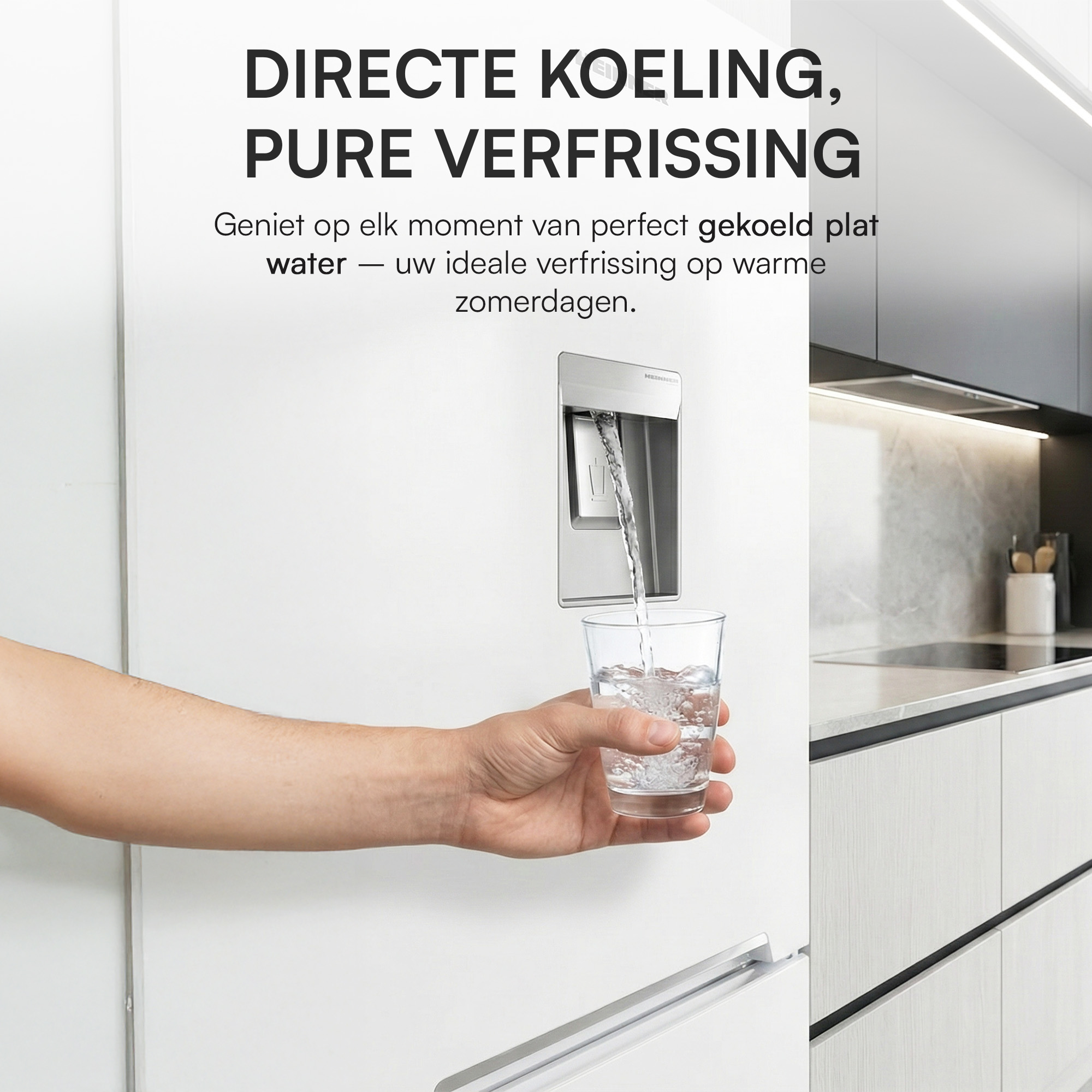 Une main tient un verre tandis que l'eau sort du distributeur d'un réfrigérateur. Meubles de cuisine en arrière-plan.