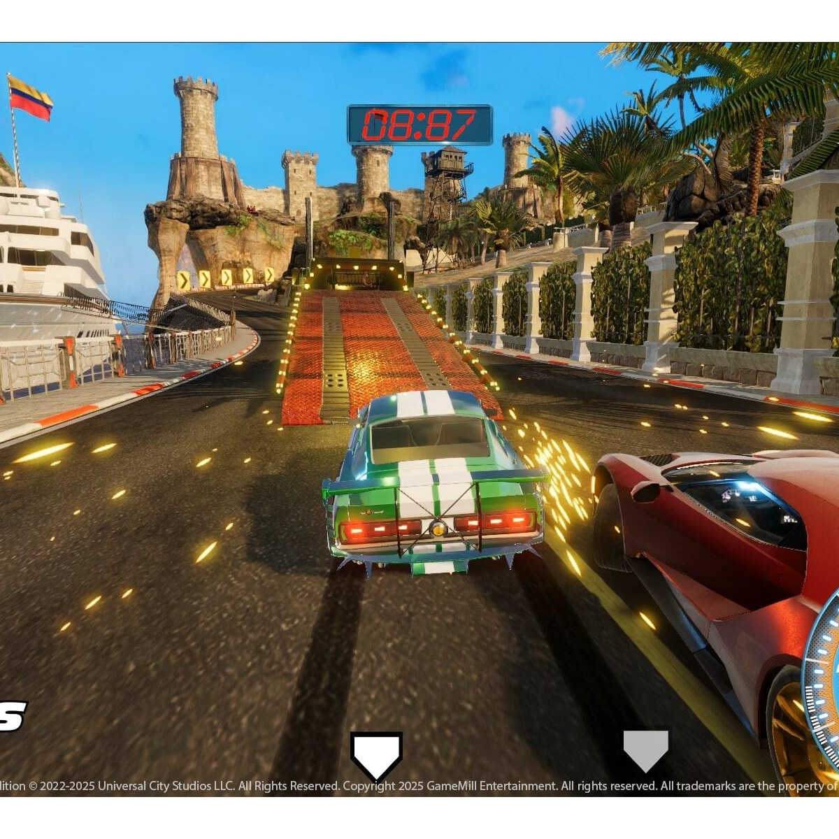 Samochody wyścigowe pędzą po torze, zielono-biały samochód z przodu, czerwony obok. W tle zamek.