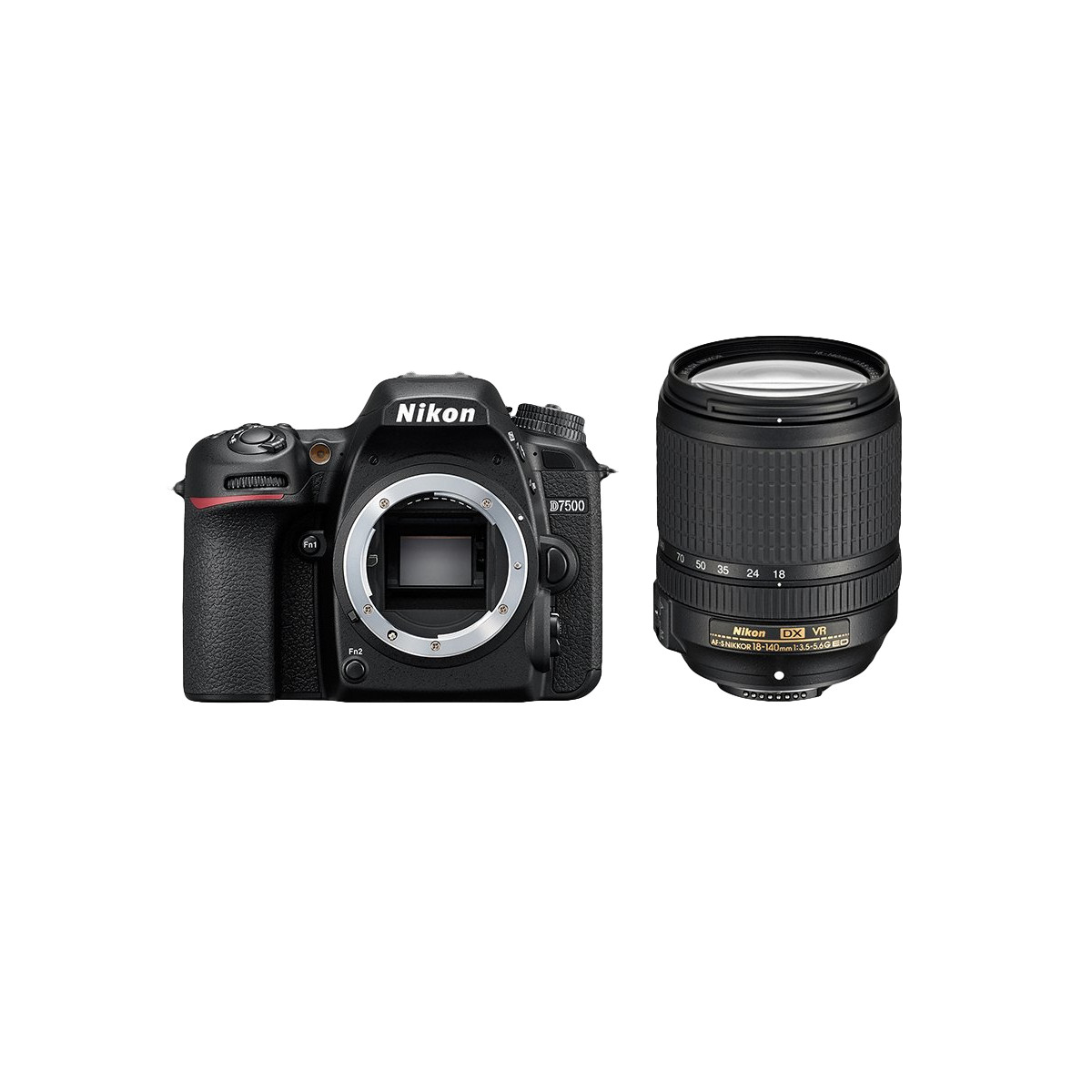 Una fotocamera Nikon D7500 nera e un obiettivo su sfondo bianco. L'obiettivo è a destra della fotocamera.