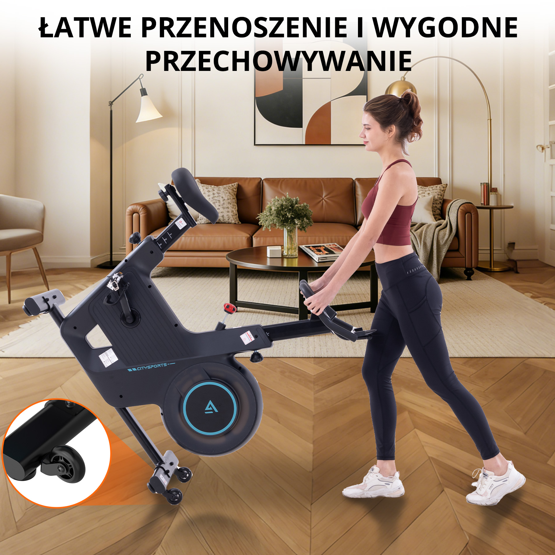 Kobieta z czarnym rowerem treningowym. Trzyma kierownicę. Tło to salon.