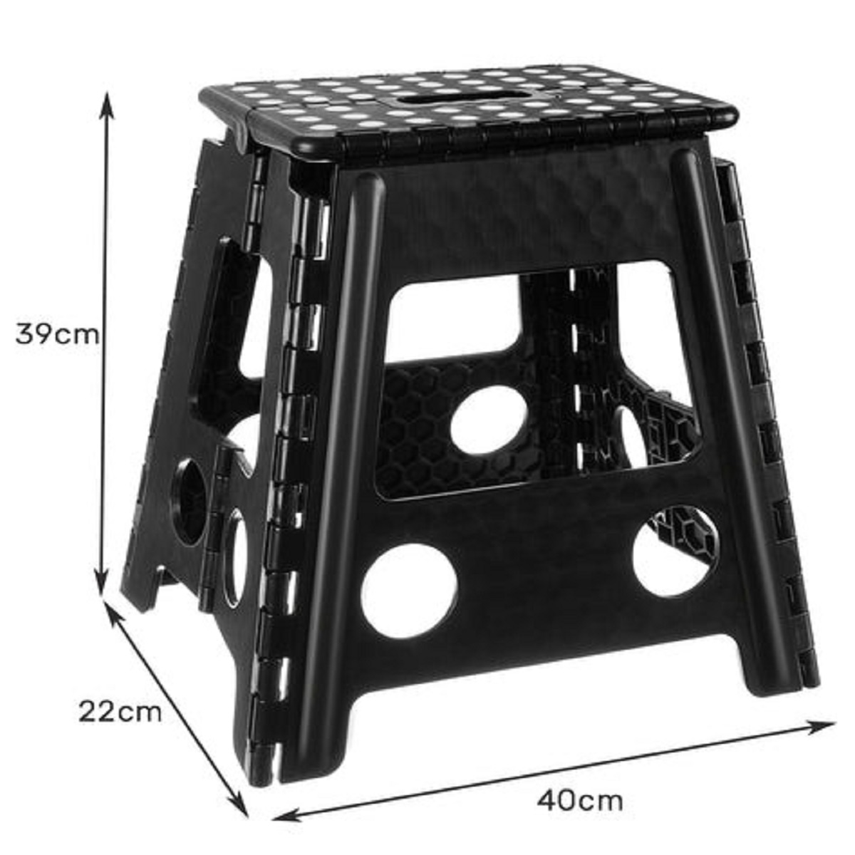 Taburete plegable negro. Tiene una parte superior estampada, recortes redondos y dimensiones: 39 cm de alto, 22 cm de ancho y 40 cm de largo.