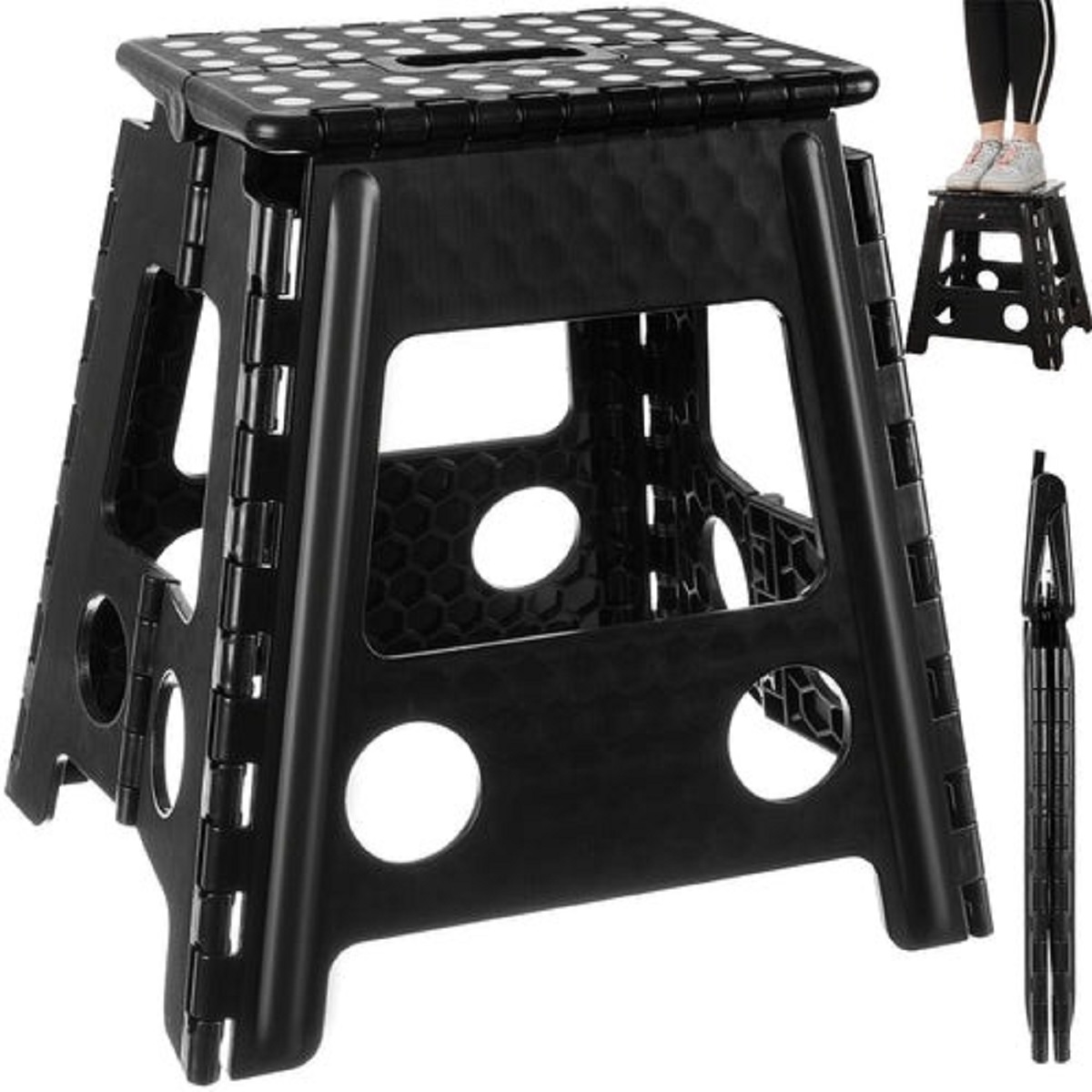 Taburete plegable negro con lunares blancos en la parte superior. Una persona está de pie sobre un taburete similar y más pequeño. Un taburete plegado a la derecha.