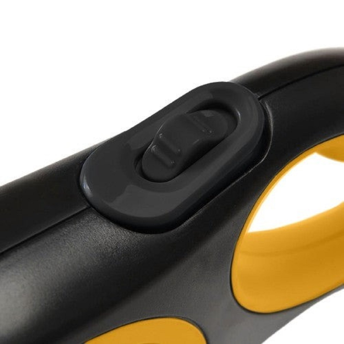 Primer plano de un mango de correa para perros negro y amarillo. Un botón gris es prominente en la parte superior. El mango es negro con detalles amarillos.