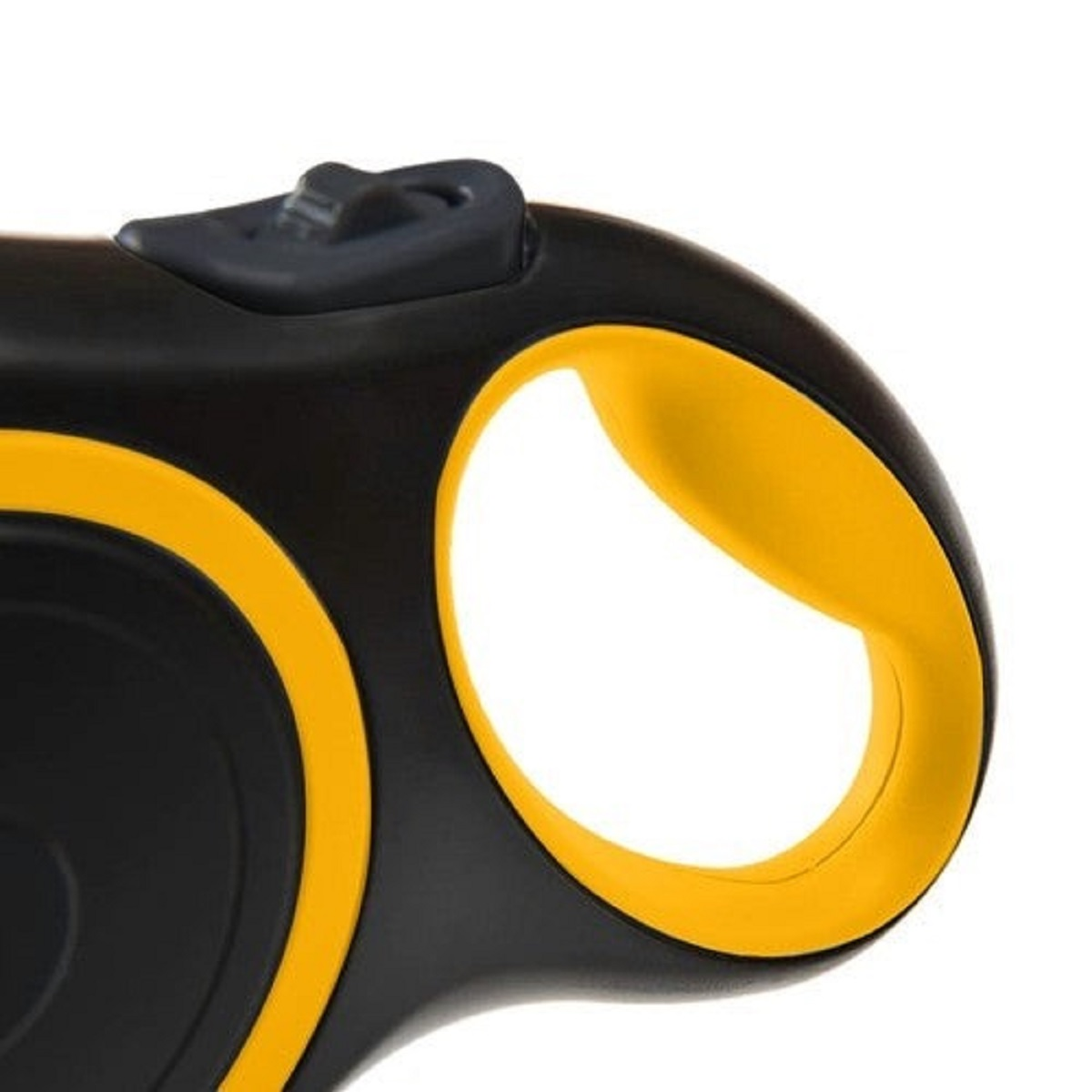 Primer plano de un asa de correa para perro negra y amarilla. El asa tiene un interior amarillo y un exterior negro. Hay un botón negro en la parte superior.