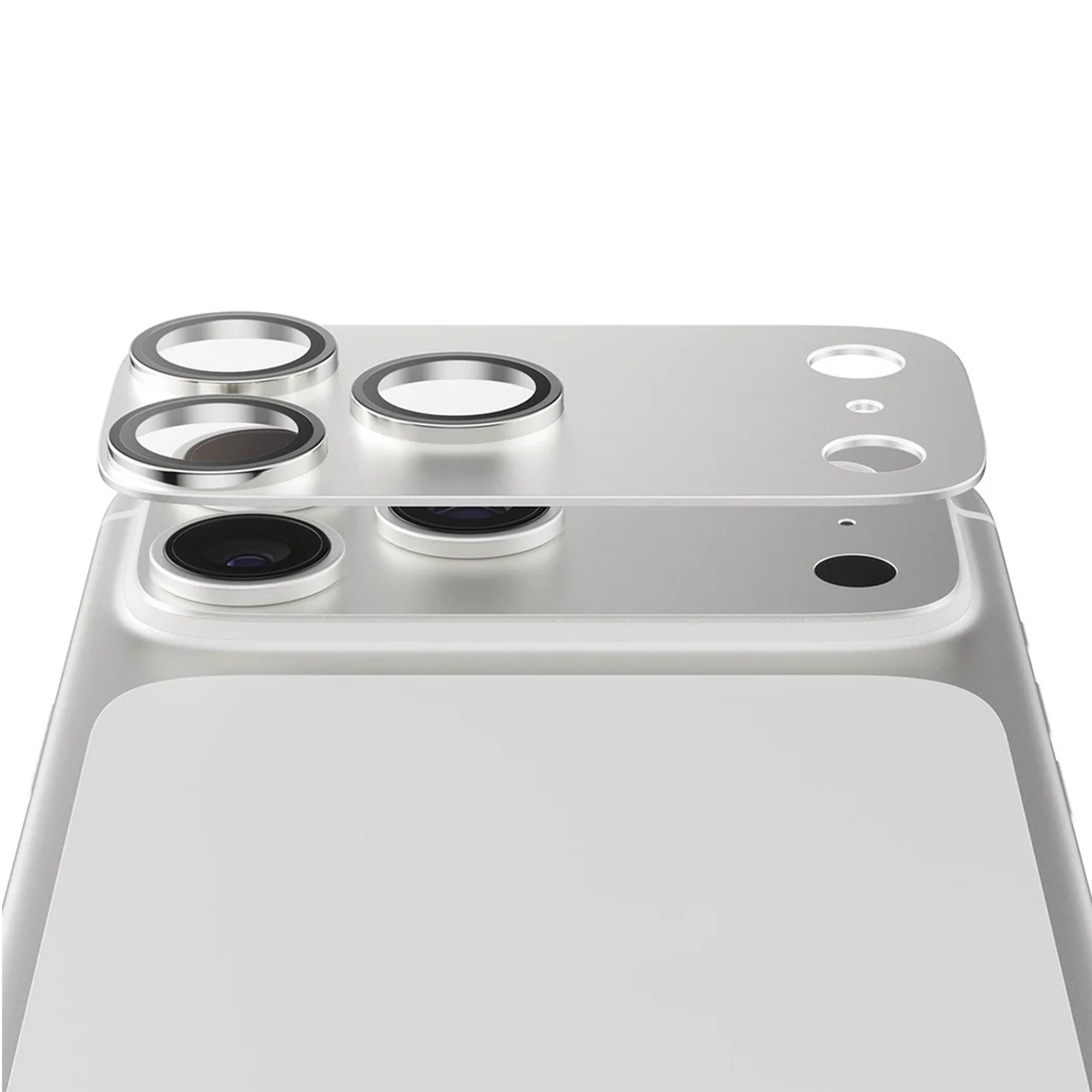 Un téléphone avec une coque de protection. La coque a des protecteurs d'objectif d'appareil photo. Le téléphone et la coque sont argentés.