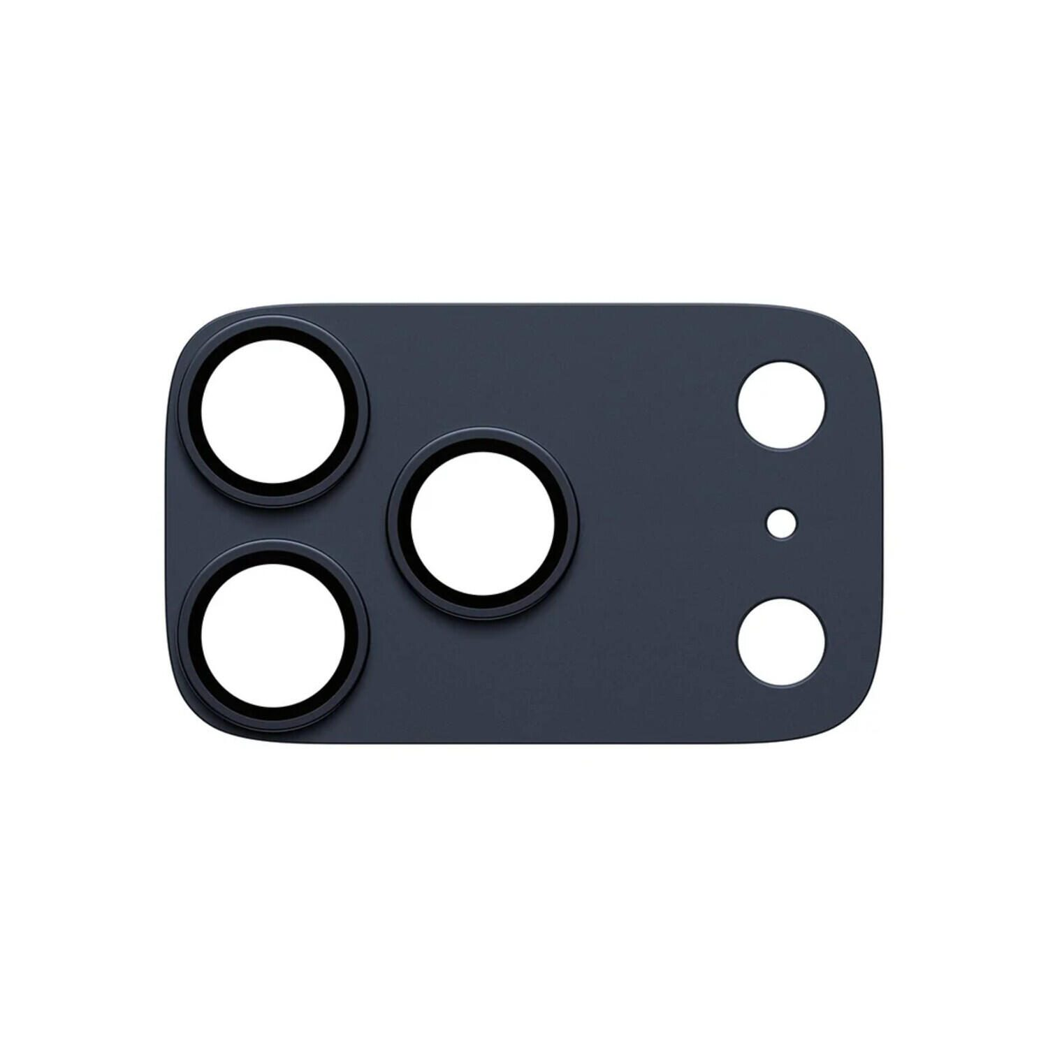 Un protecteur d'objectif d'appareil photo rectangulaire bleu foncé avec quatre découpes circulaires grandes et deux petites, toutes blanches à l'intérieur.