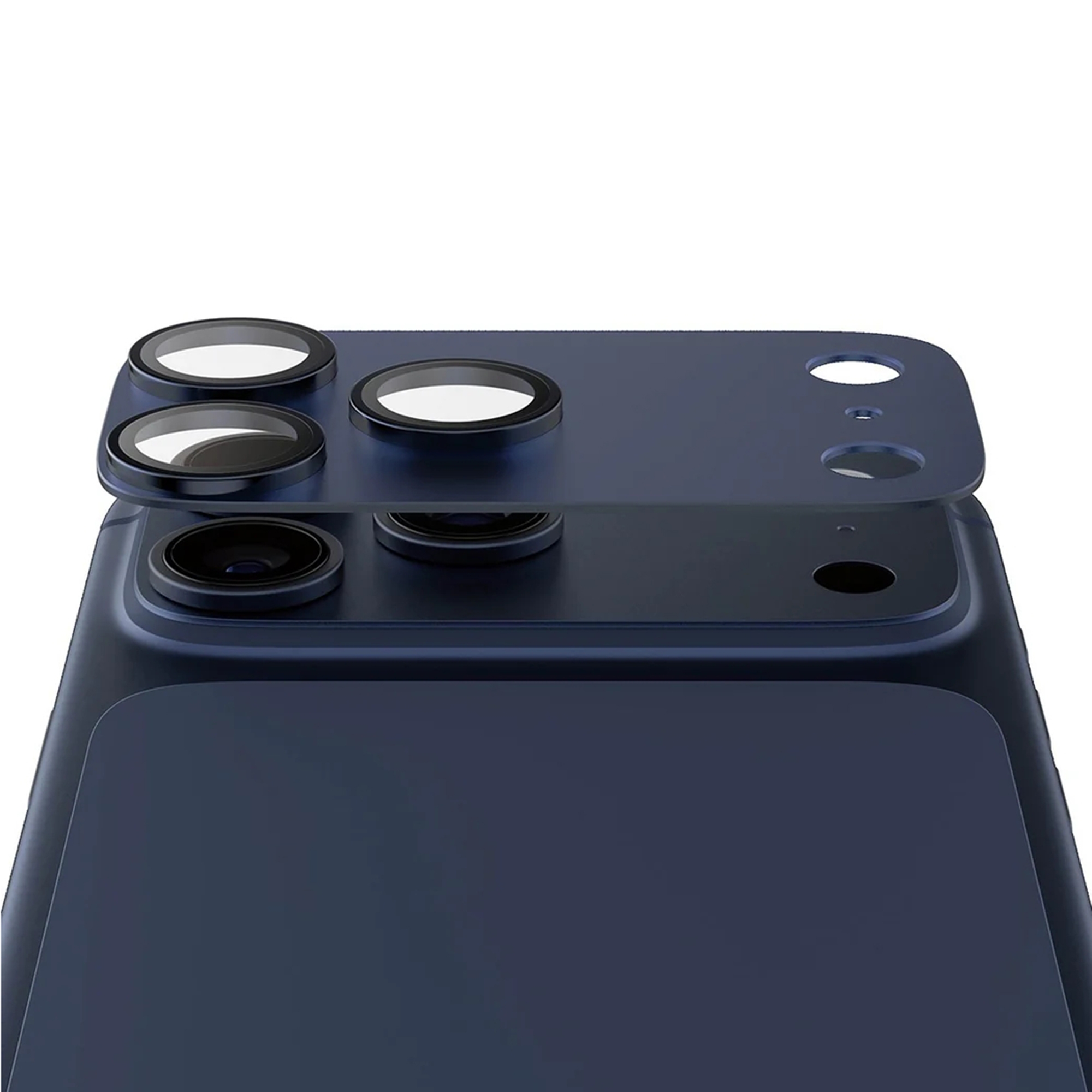 Trois objectifs de caméra sur un boîtier de smartphone sombre.