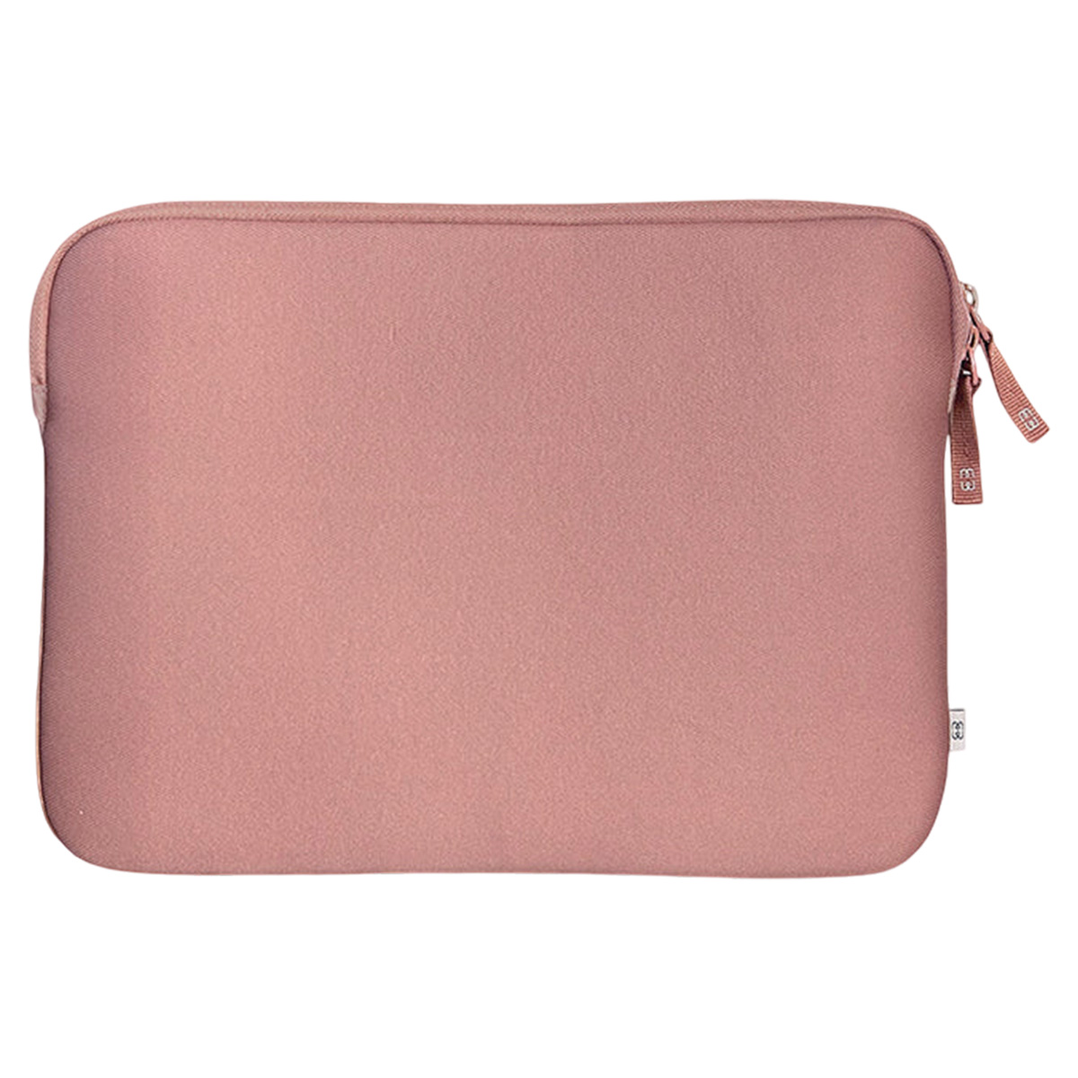 Una custodia per laptop rosa polveroso. Ha una cerniera e un piccolo passante in tessuto sul lato destro. Lo sfondo è bianco.