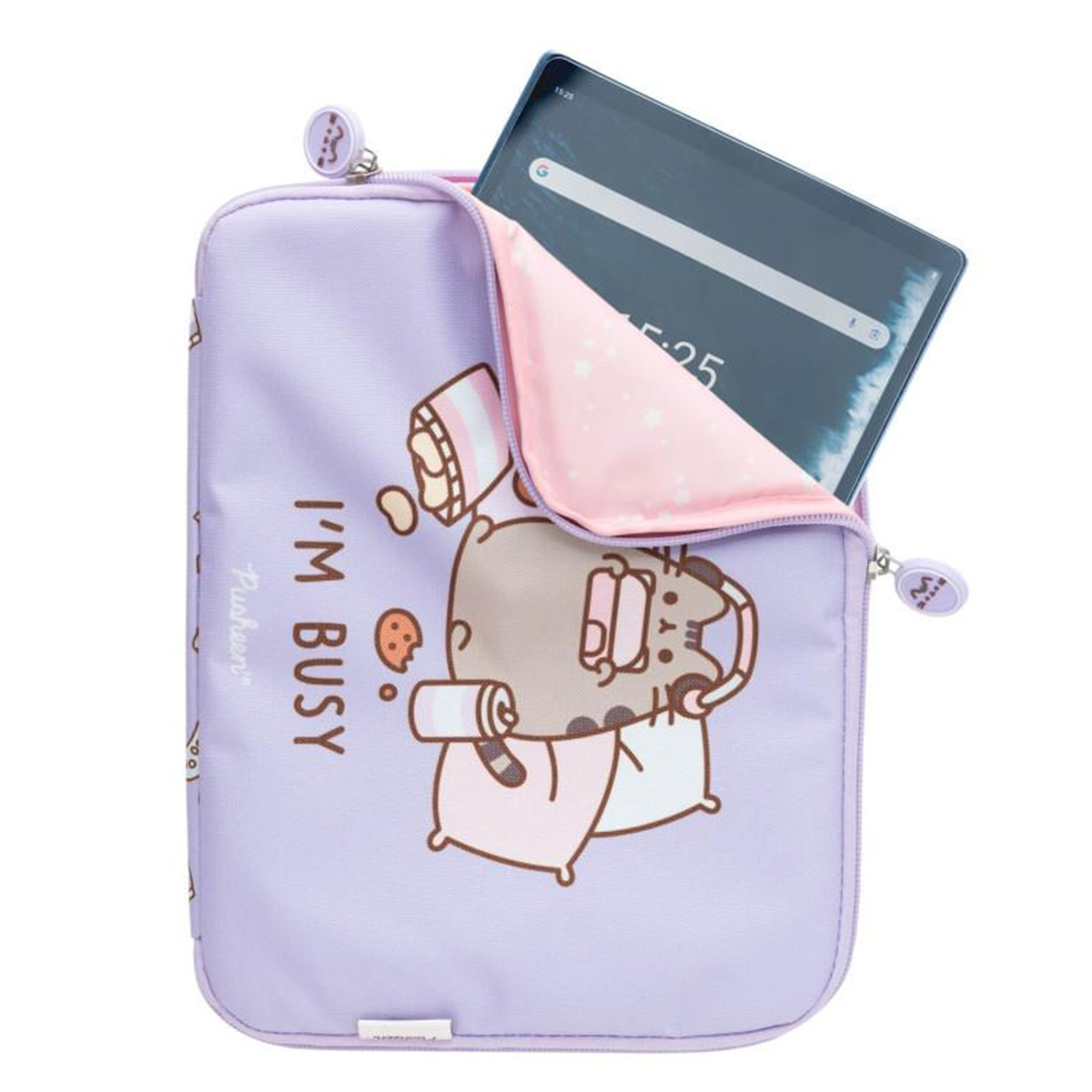 Una custodia viola per tablet con un design a forma di gatto Pusheen. Un tablet è parzialmente all'interno. La custodia dice "I'M BUSY".