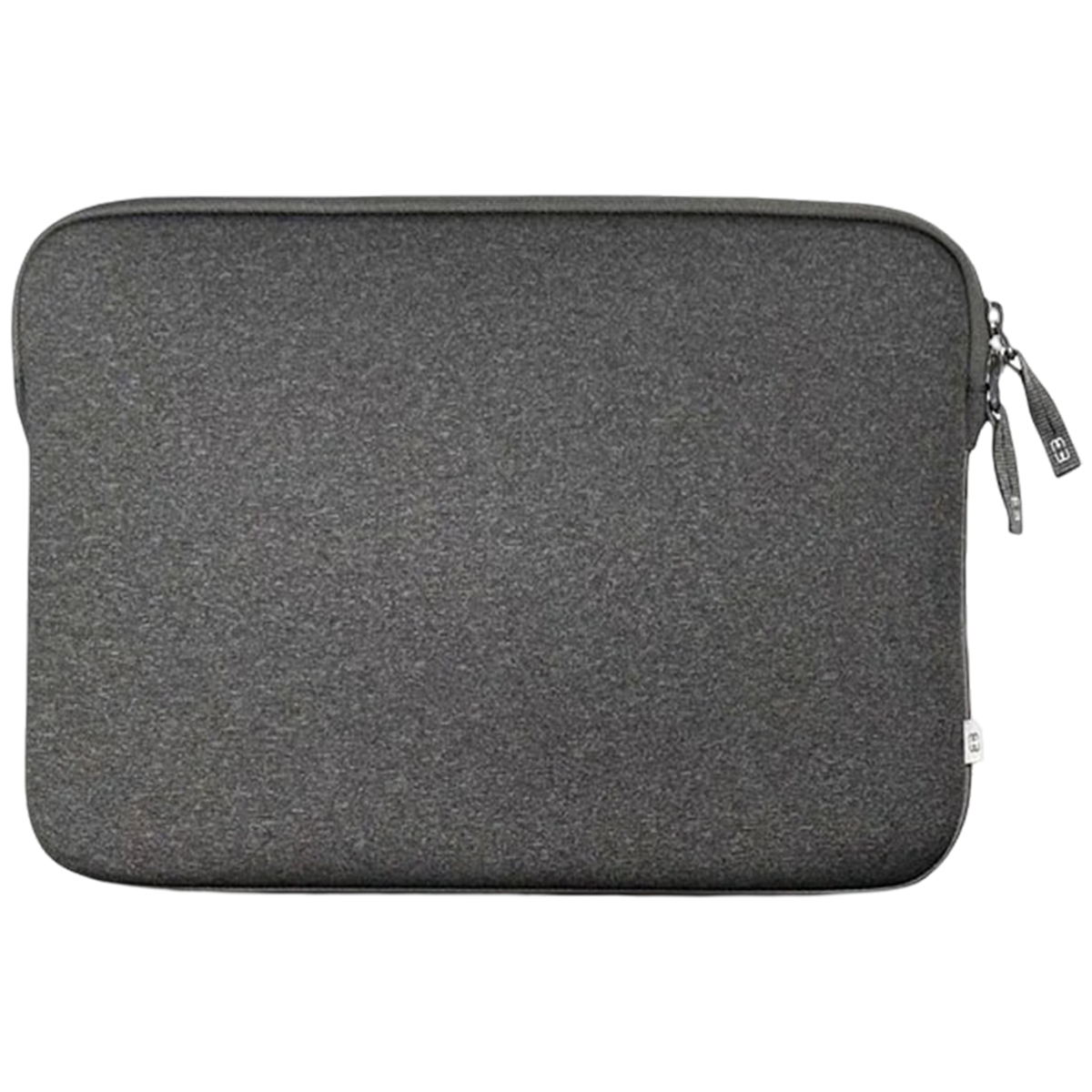 Una custodia grigia per laptop su sfondo bianco. Ha una cerniera e un logo laterale. Il materiale sembra feltro.