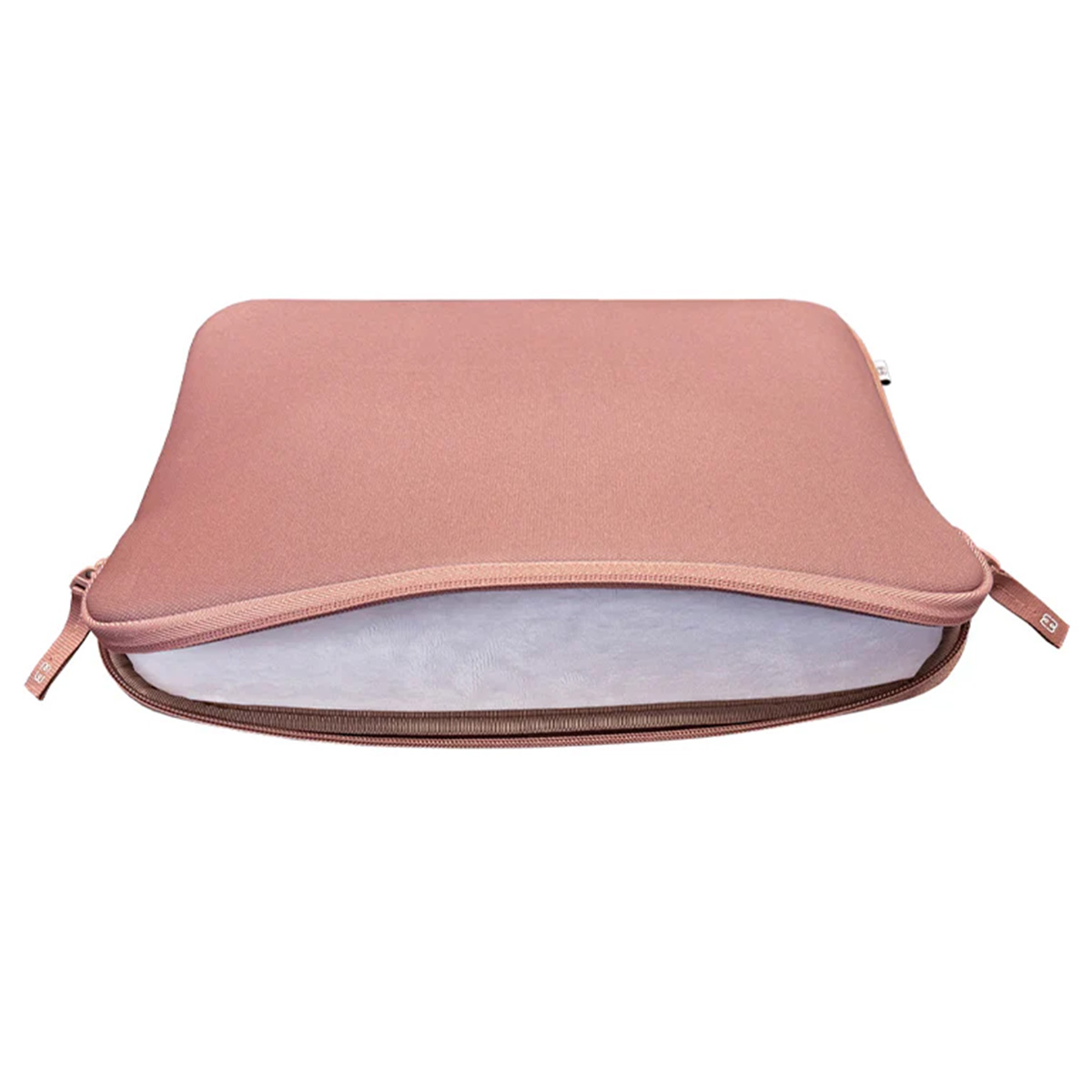 Una custodia rosa per laptop con cerniera è aperta, rivelando un interno bianco. La custodia è su sfondo bianco.