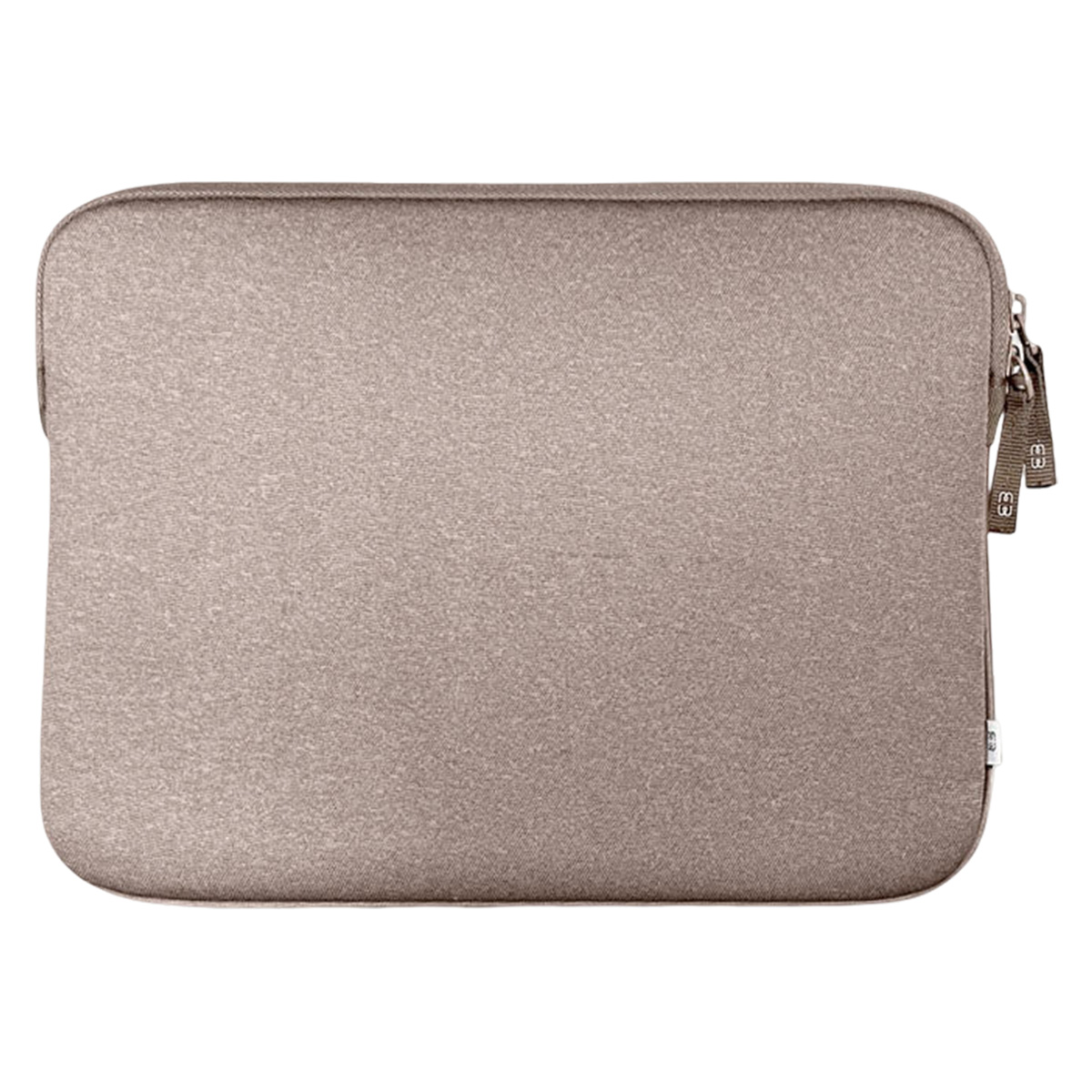 Una custodia beige per laptop su sfondo bianco. Ha una cerniera e una piccola etichetta. La trama è ruvida e i bordi sono arrotondati.