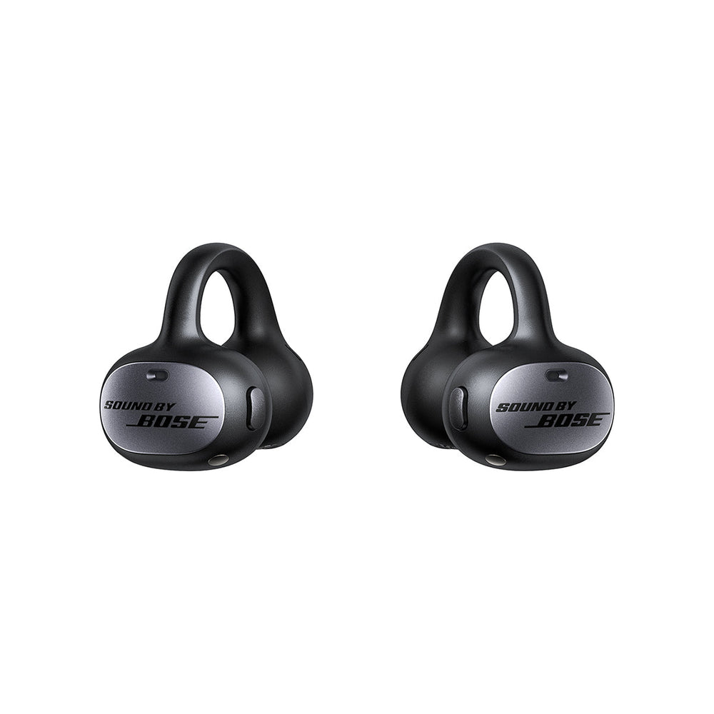 Zwei schwarze Bose-Ohrhörer. Jeder hat eine silberne Platte mit dem Bose-Logo. Die Ohrhörer sind auf weißem Hintergrund.