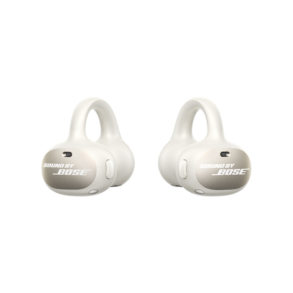 Zwei weiße Bose-Kopfhörer. Jeder hat ein gebogenes Over-Ear-Design. Die Vorderseite hat 'SOUND BY BOSE' und einen kleinen Knopf.