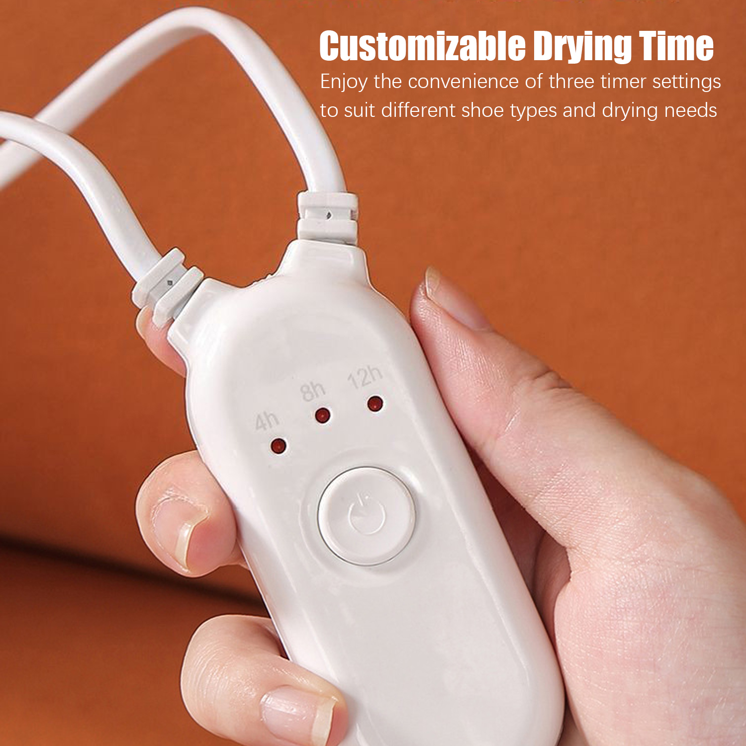 Una mano tiene in mano un pannello di controllo bianco per l'asciugascarpe. Ha opzioni timer: 4 ore, 8 ore, 12 ore e un pulsante di accensione. Cavo bianco.