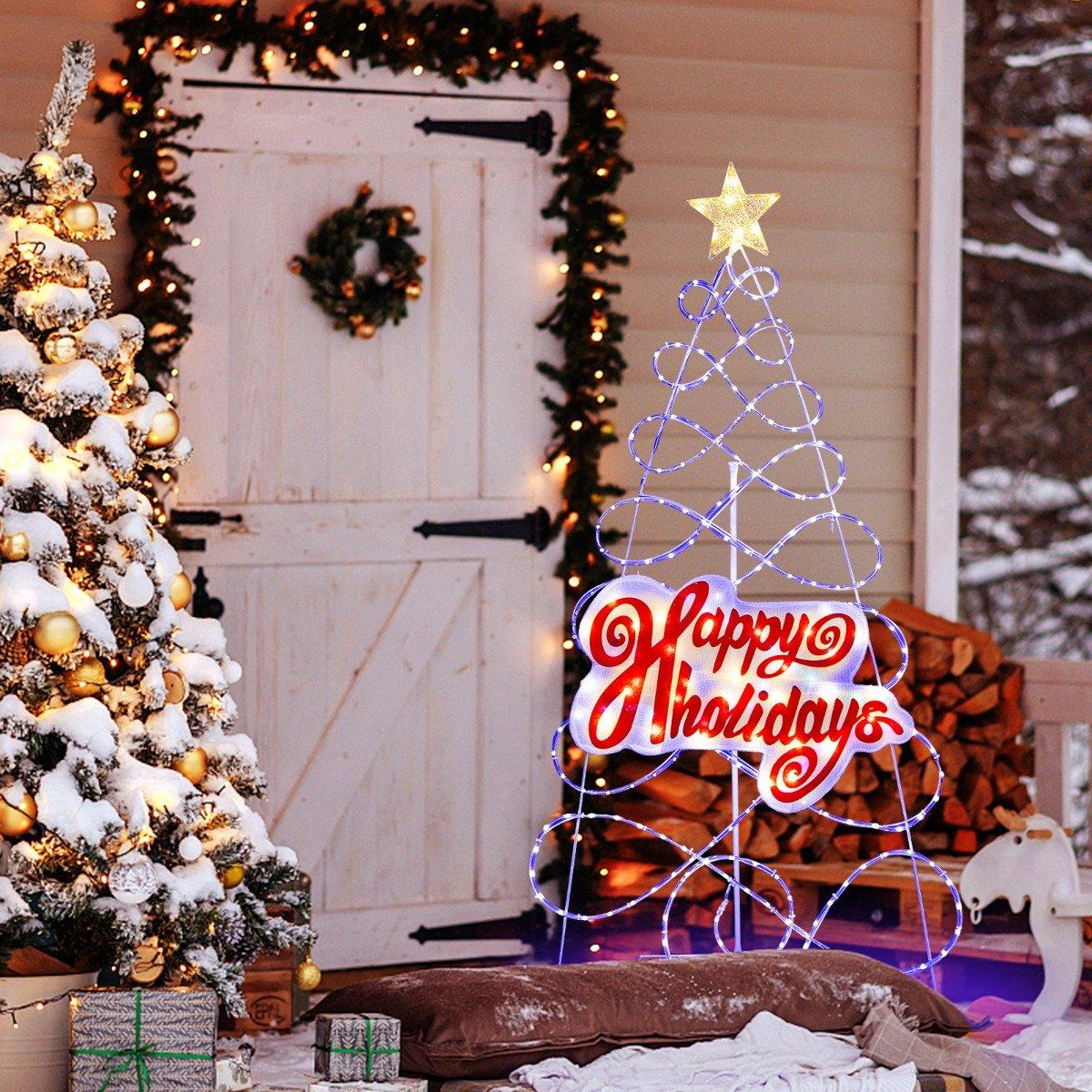 Una escena navideña nevada. Un árbol a la izquierda, un letrero que dice "Felices fiestas" y una puerta al fondo.