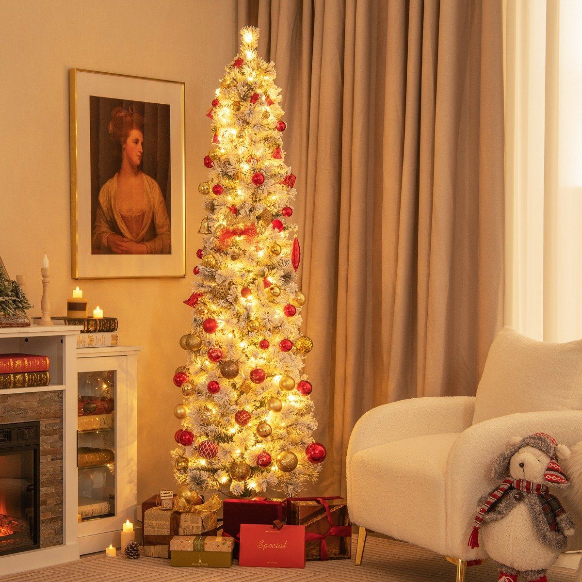 Un árbol de Navidad decorado con luces y adornos. Regalos en la base. Un cuadro y una silla en el fondo.