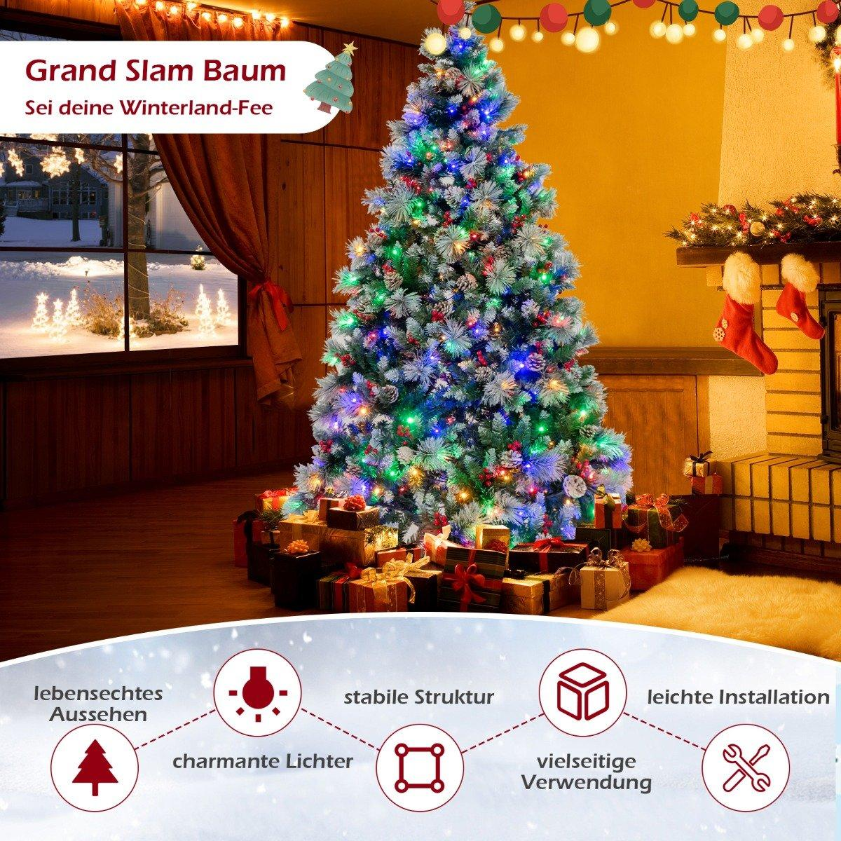 Un árbol de Navidad decorado está en una habitación. Hay regalos debajo. Hay una ventana a la izquierda y una chimenea a la derecha.