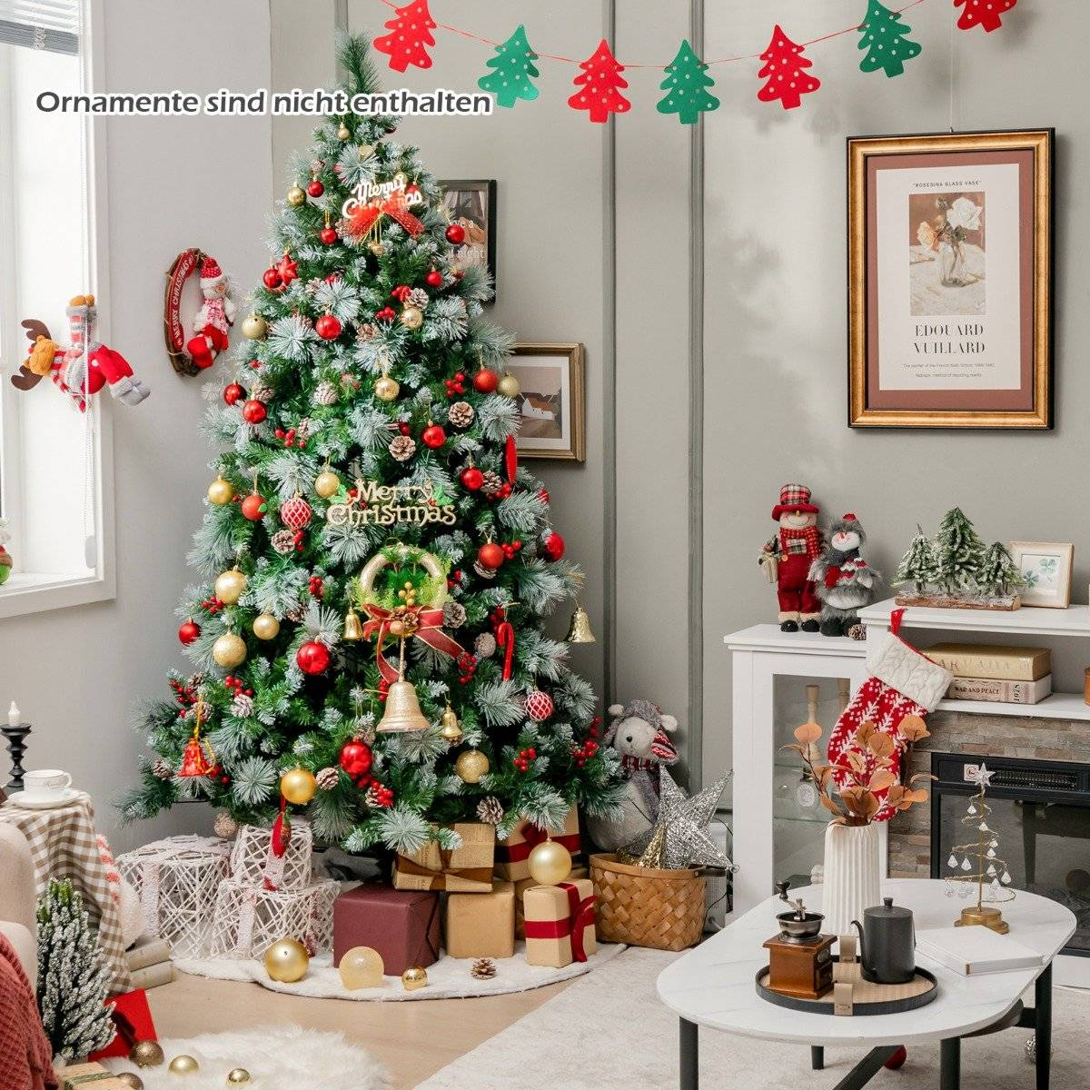 Un árbol de Navidad decorado con adornos, regalos y una guirnalda de árboles. Una chimenea, una mesa y decoraciones están al fondo.