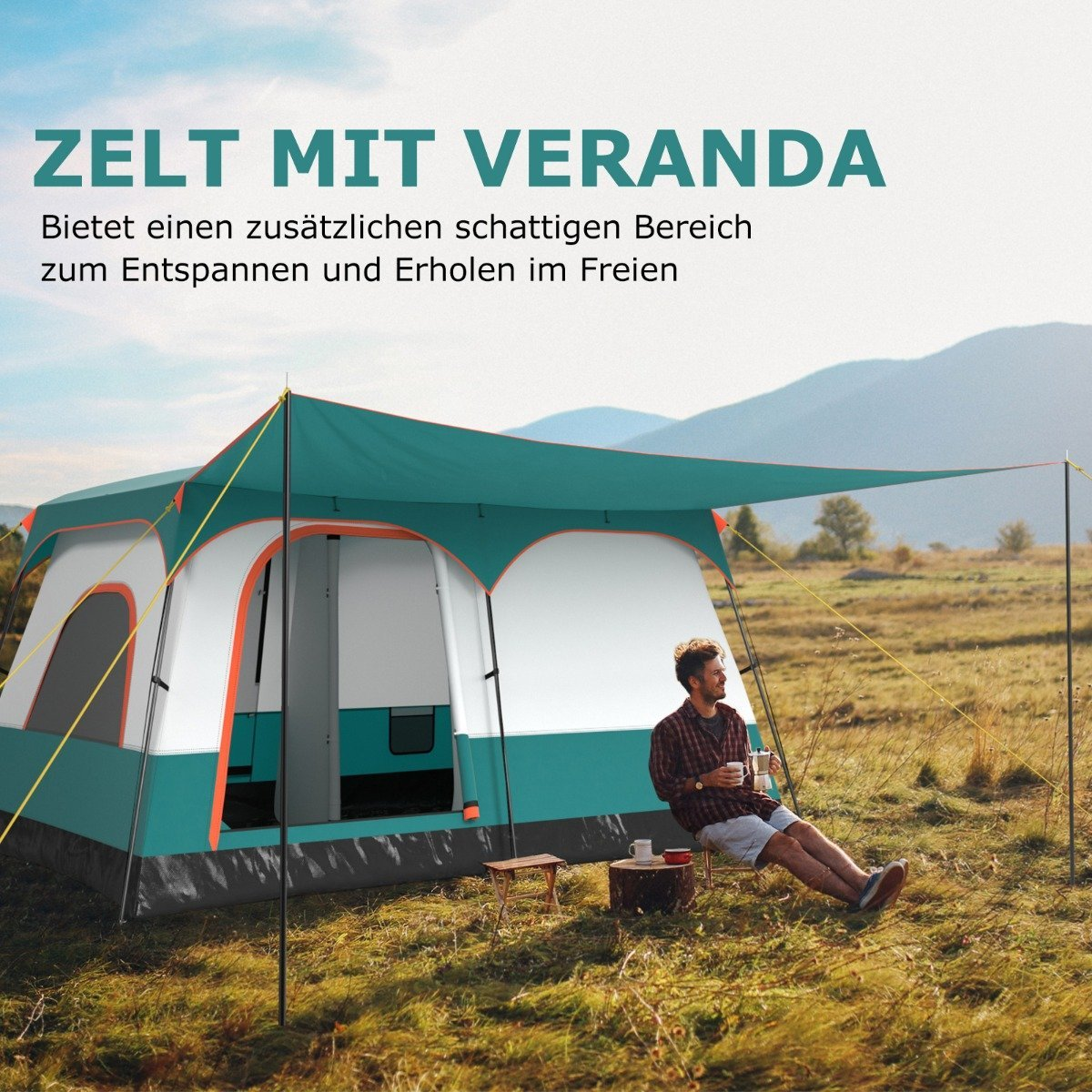Un hombre está sentado afuera de una carpa verde azulado con una terraza, sosteniendo una taza. Hay montañas al fondo. La carpa está en un campo de hierba.