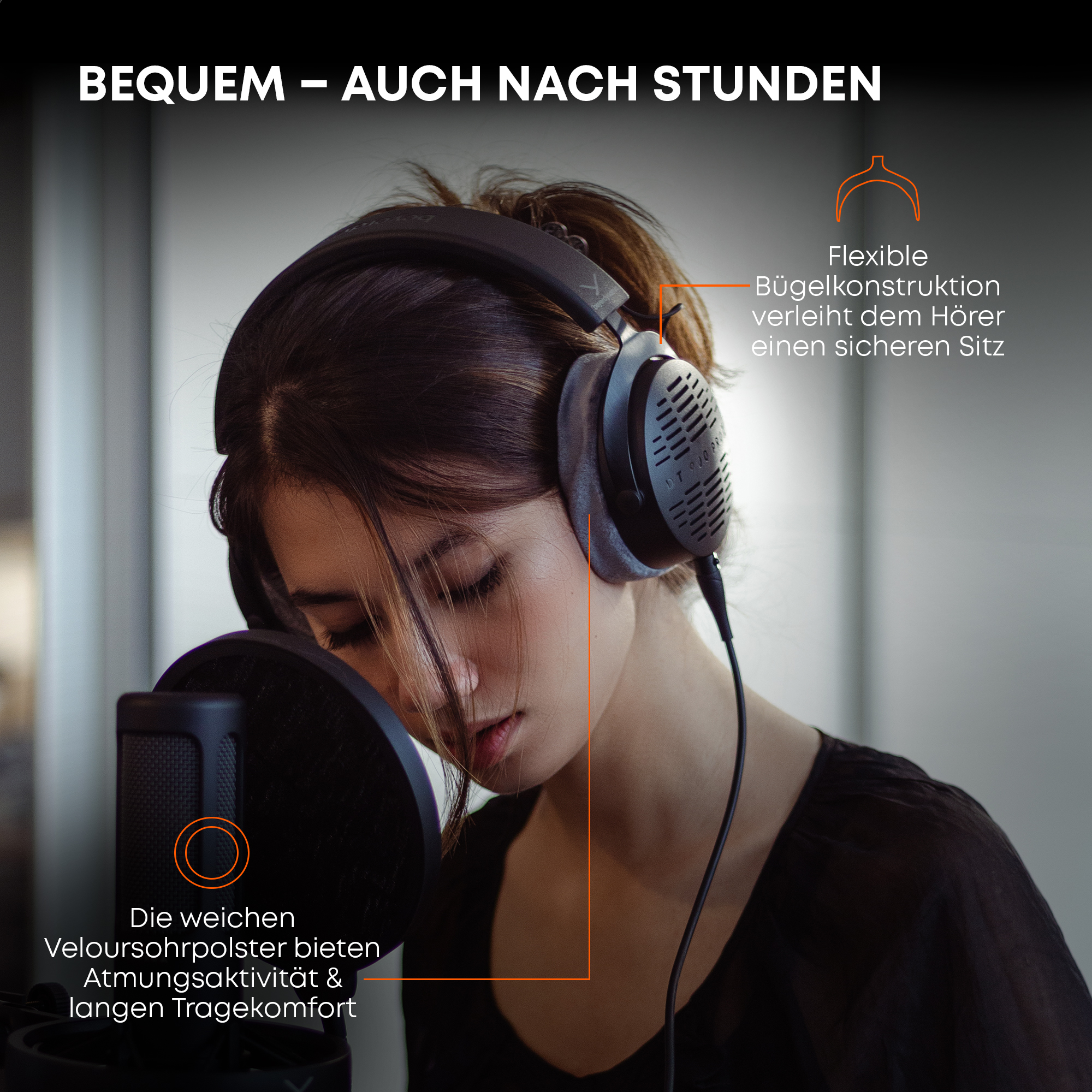 Kobieta w słuchawkach pochylona nad mikrofonem. Skupienie na słuchawkach i mikrofonie.